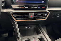 punainen CUPRA Formentor 2023 kuva 18.
