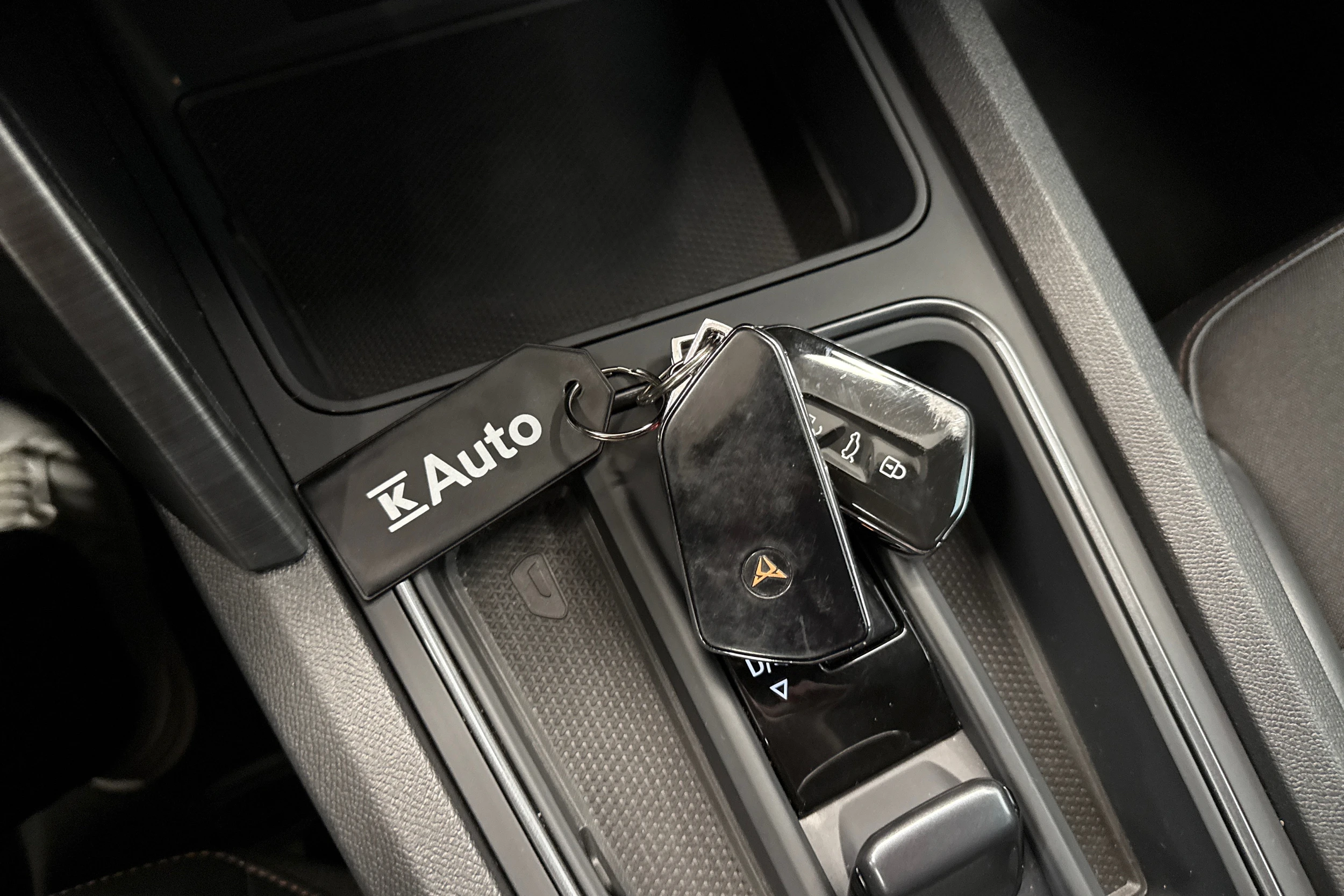 punainen CUPRA Formentor 2023 kuva 25.