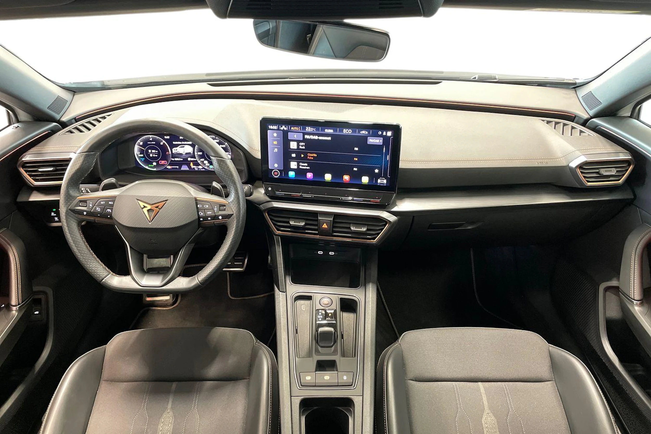 valkoinen CUPRA Formentor 2023 kuva 7.