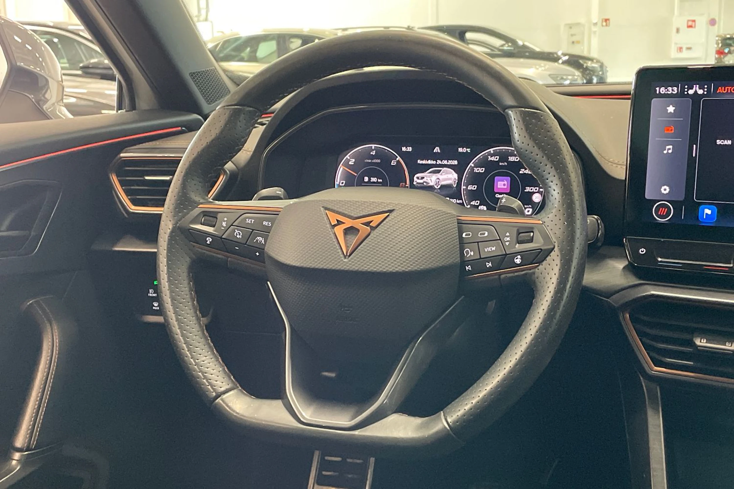 valkoinen CUPRA Formentor 2023 kuva 12.