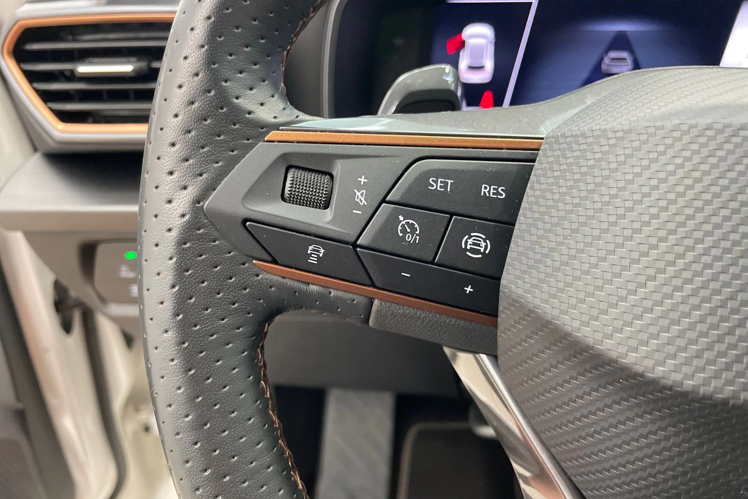 valkoinen CUPRA Formentor 2023 kuva 13.