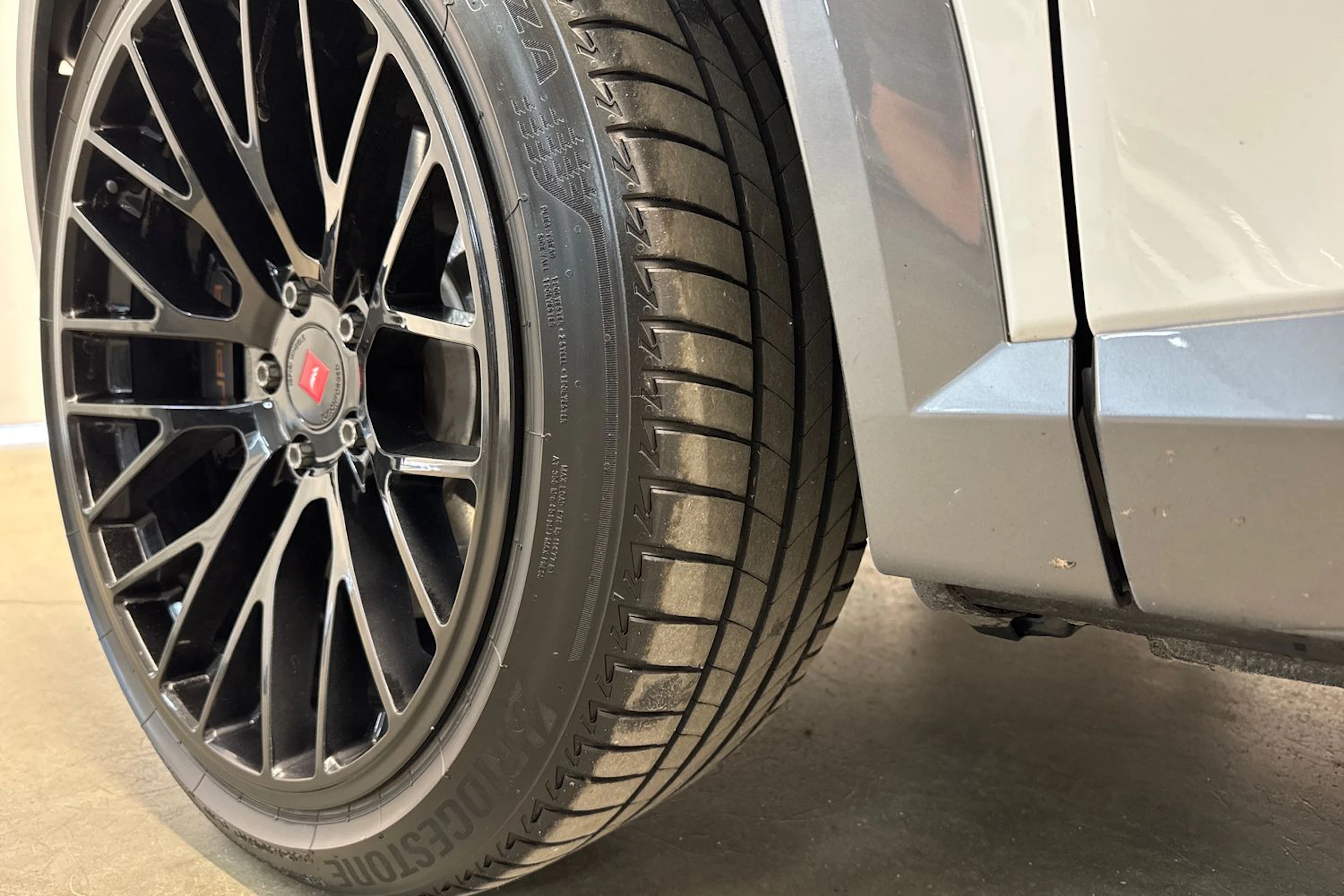 Valkoinen CUPRA Formentor 2023 kuva 10.