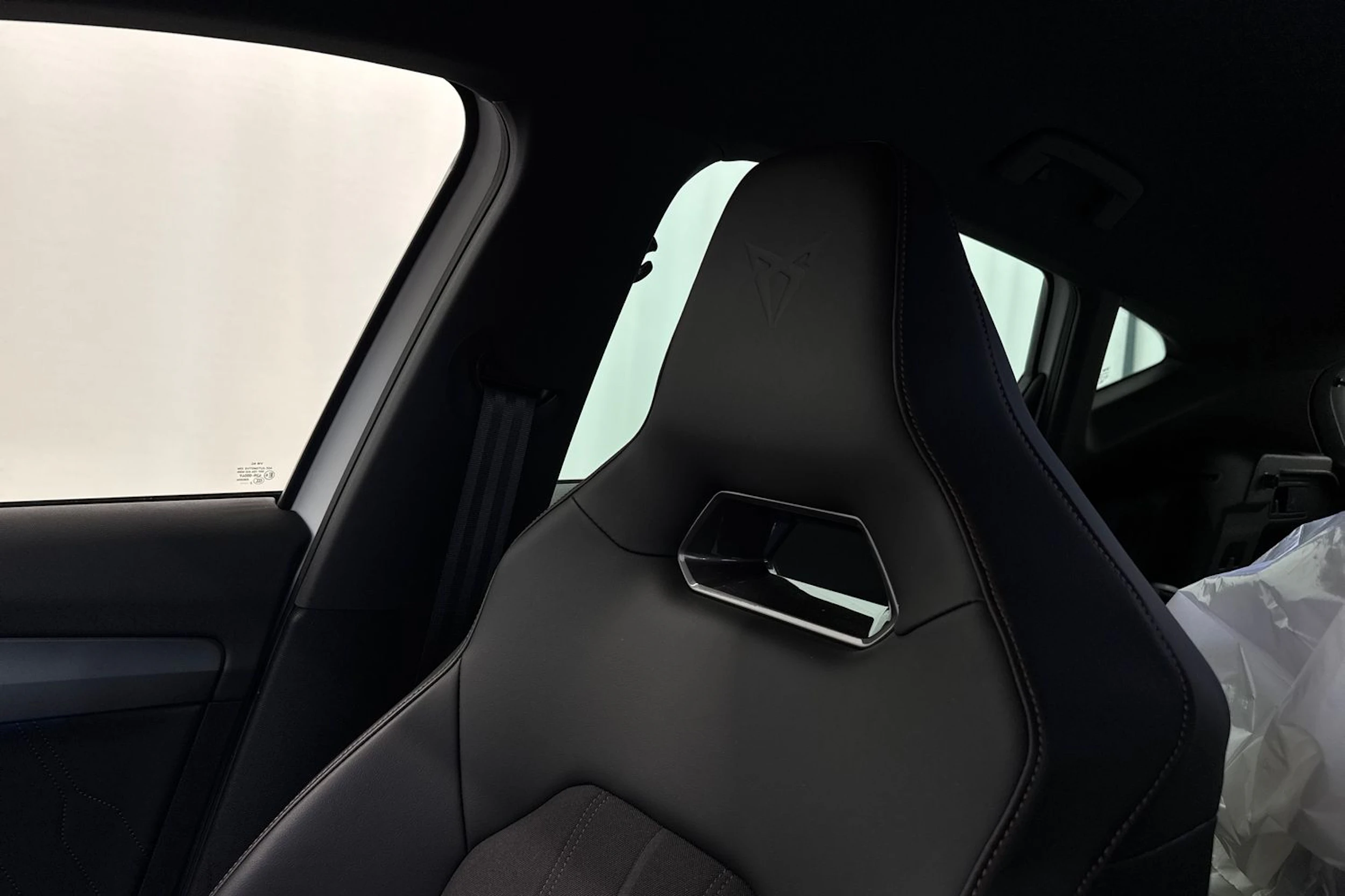 Valkoinen CUPRA Formentor 2023 kuva 13.