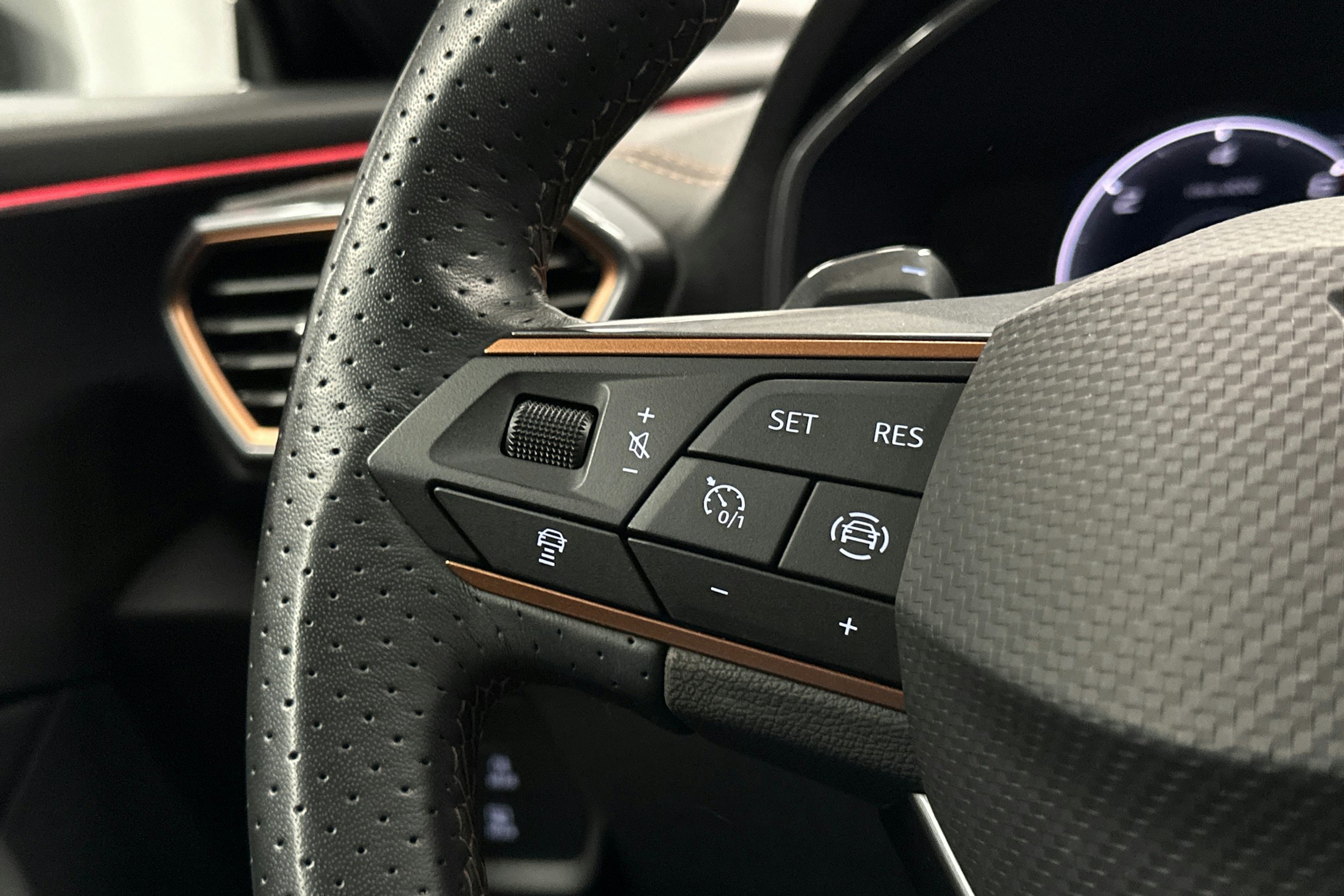 musta CUPRA Formentor 2023 kuva 18.