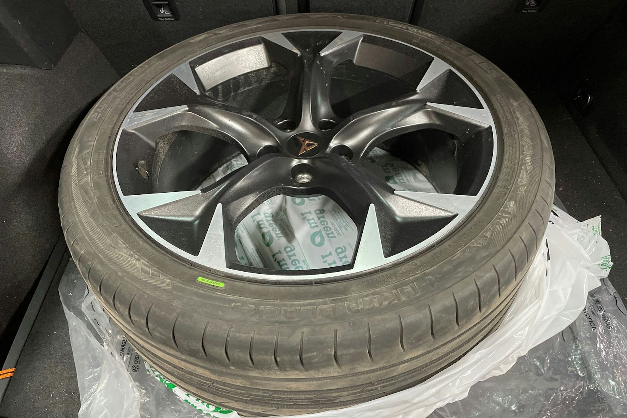 Punainen CUPRA Formentor 2023 kuva 13.