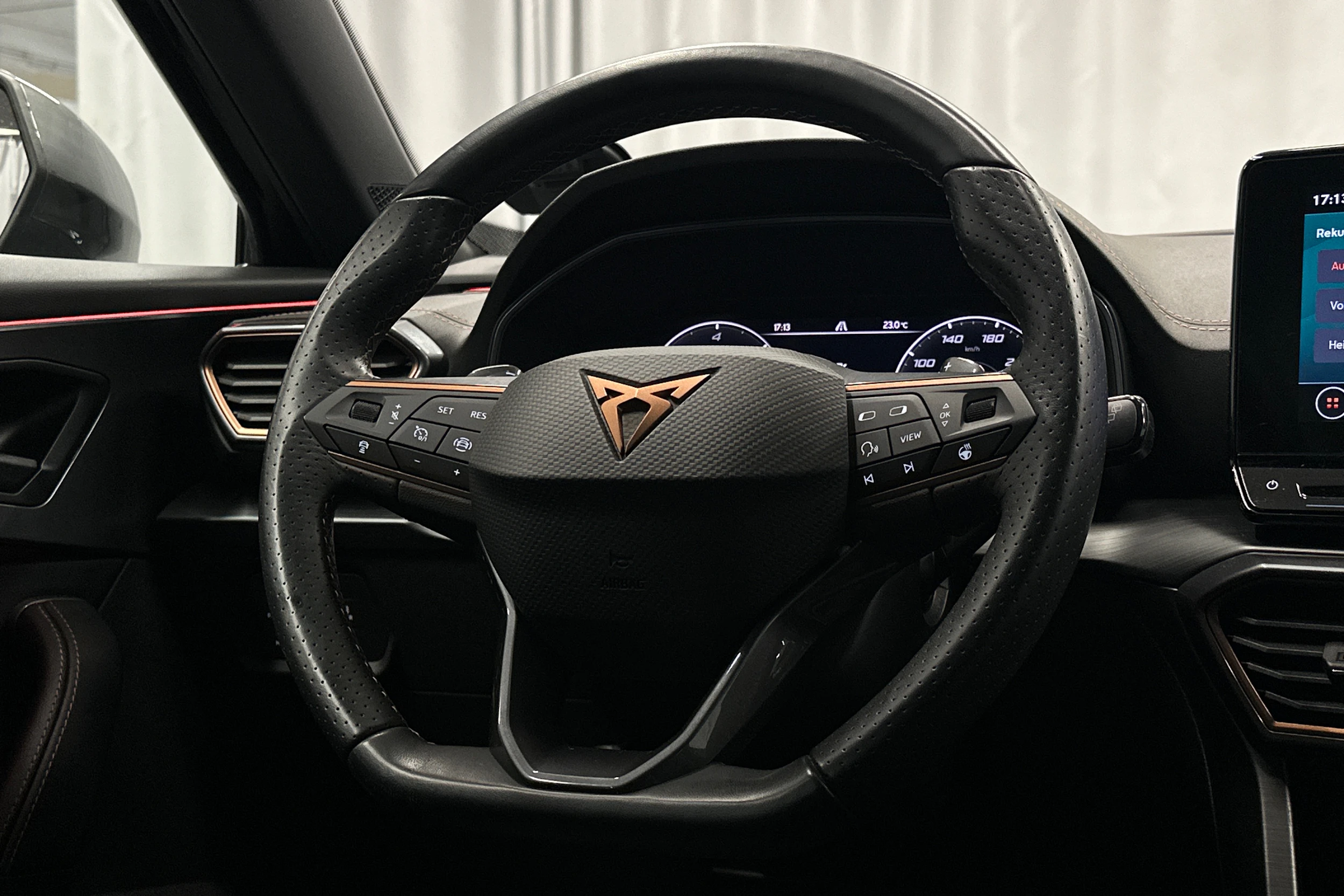 musta CUPRA Formentor 2023 kuva 14.