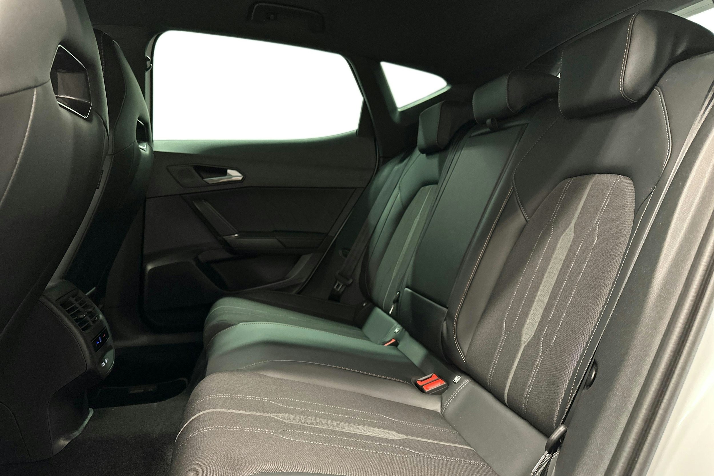 valkoinen CUPRA Formentor 2023 kuva 10.