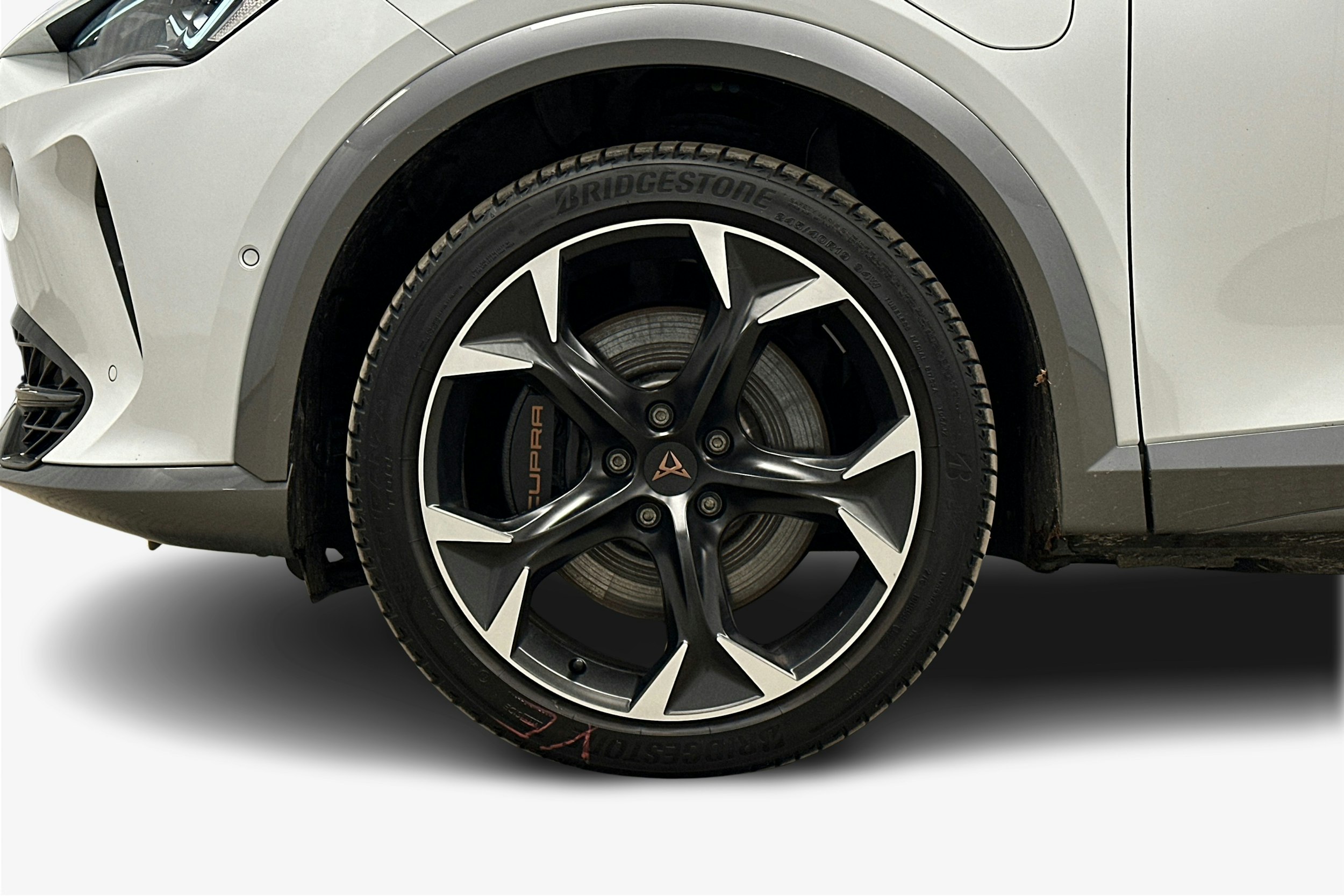 valkoinen CUPRA Formentor 2023 kuva 11.