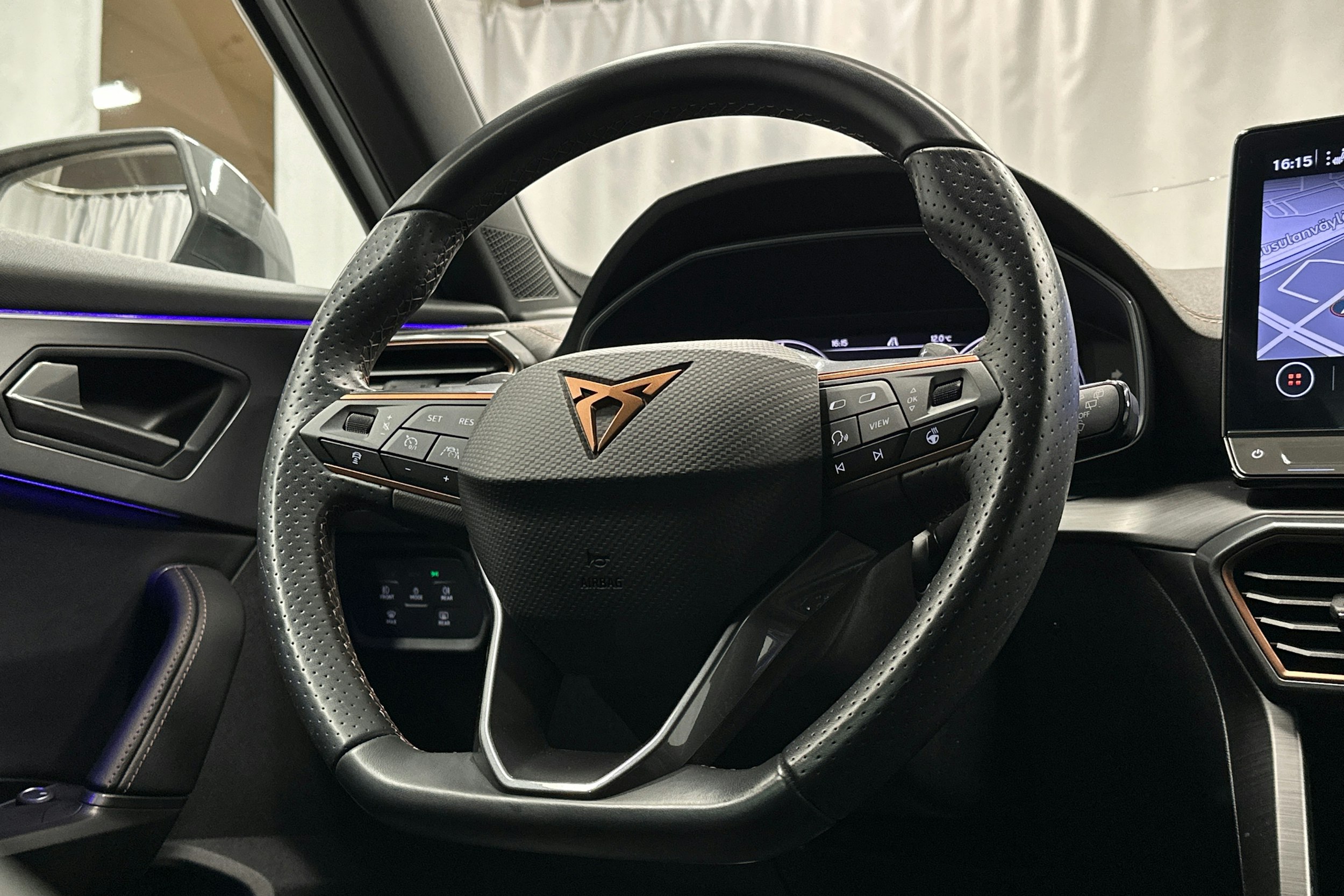 valkoinen CUPRA Formentor 2023 kuva 18.