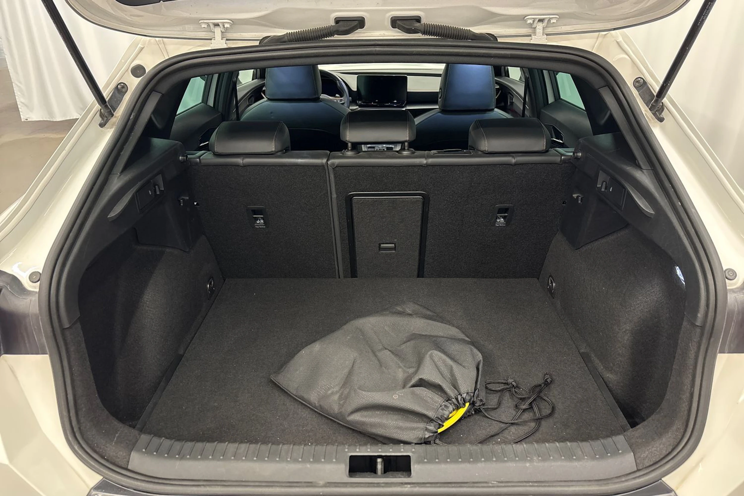 valkoinen CUPRA Formentor 2023 kuva 12.