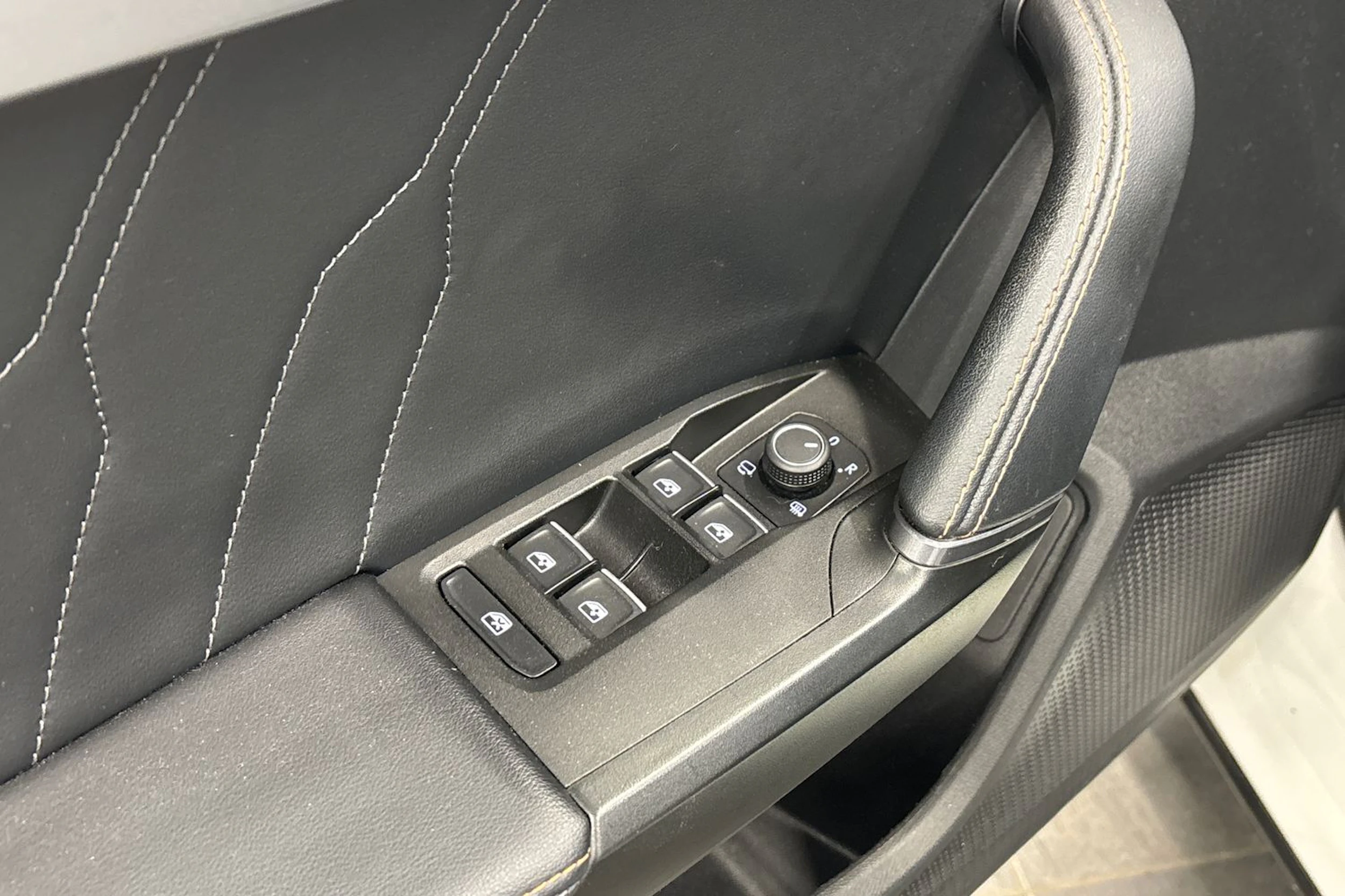 valkoinen CUPRA Formentor 2023 kuva 14.