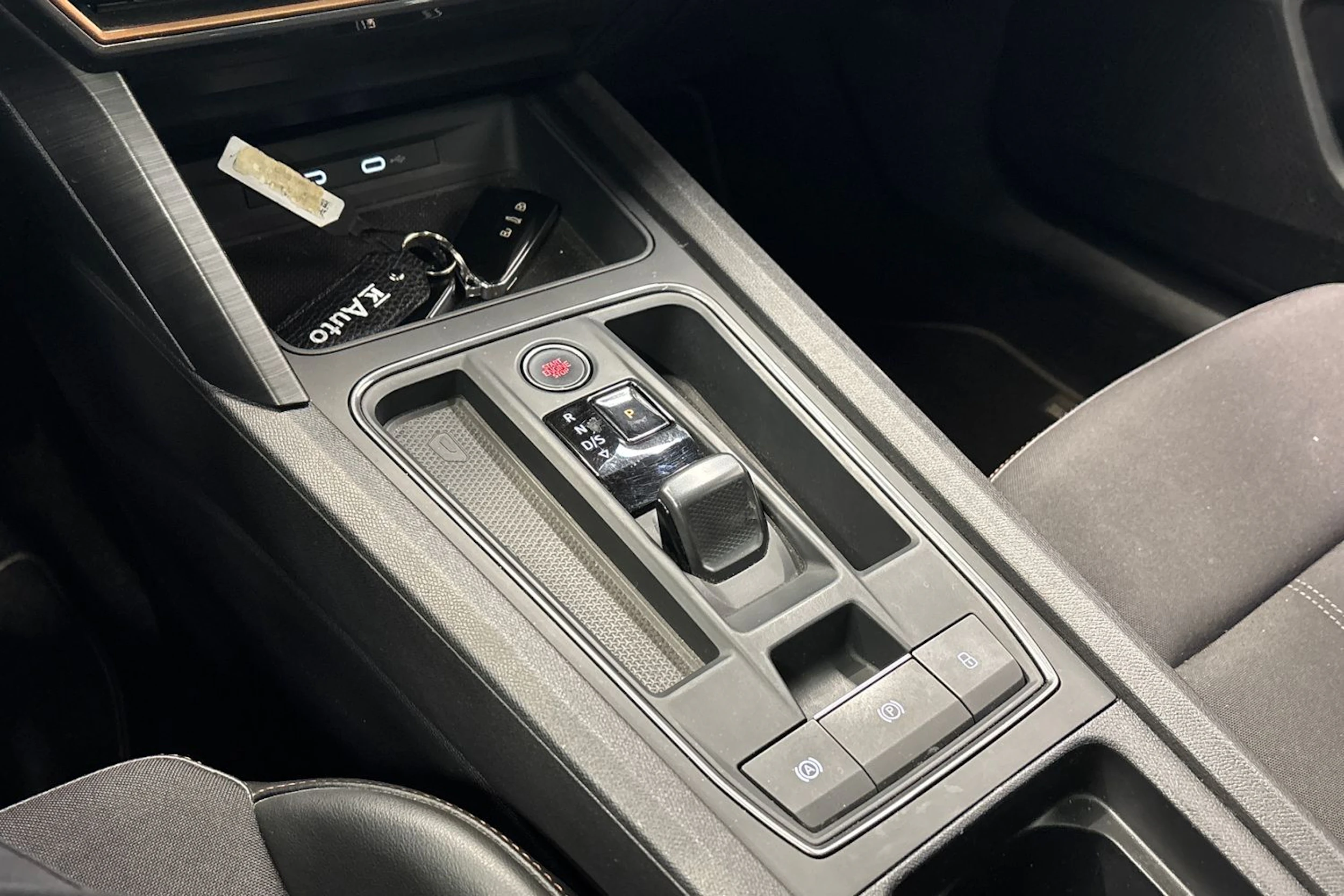 valkoinen CUPRA Formentor 2023 kuva 23.