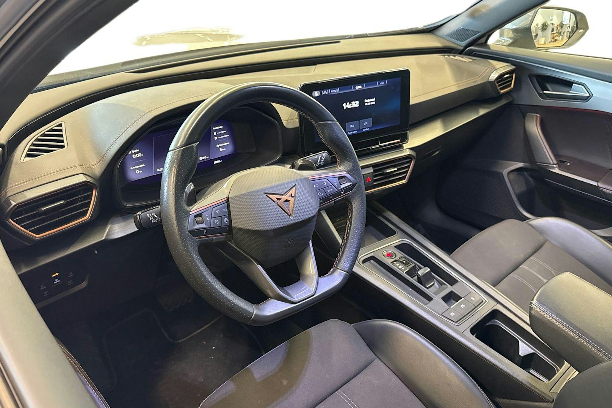 valkoinen CUPRA Formentor 2023 kuva 3.