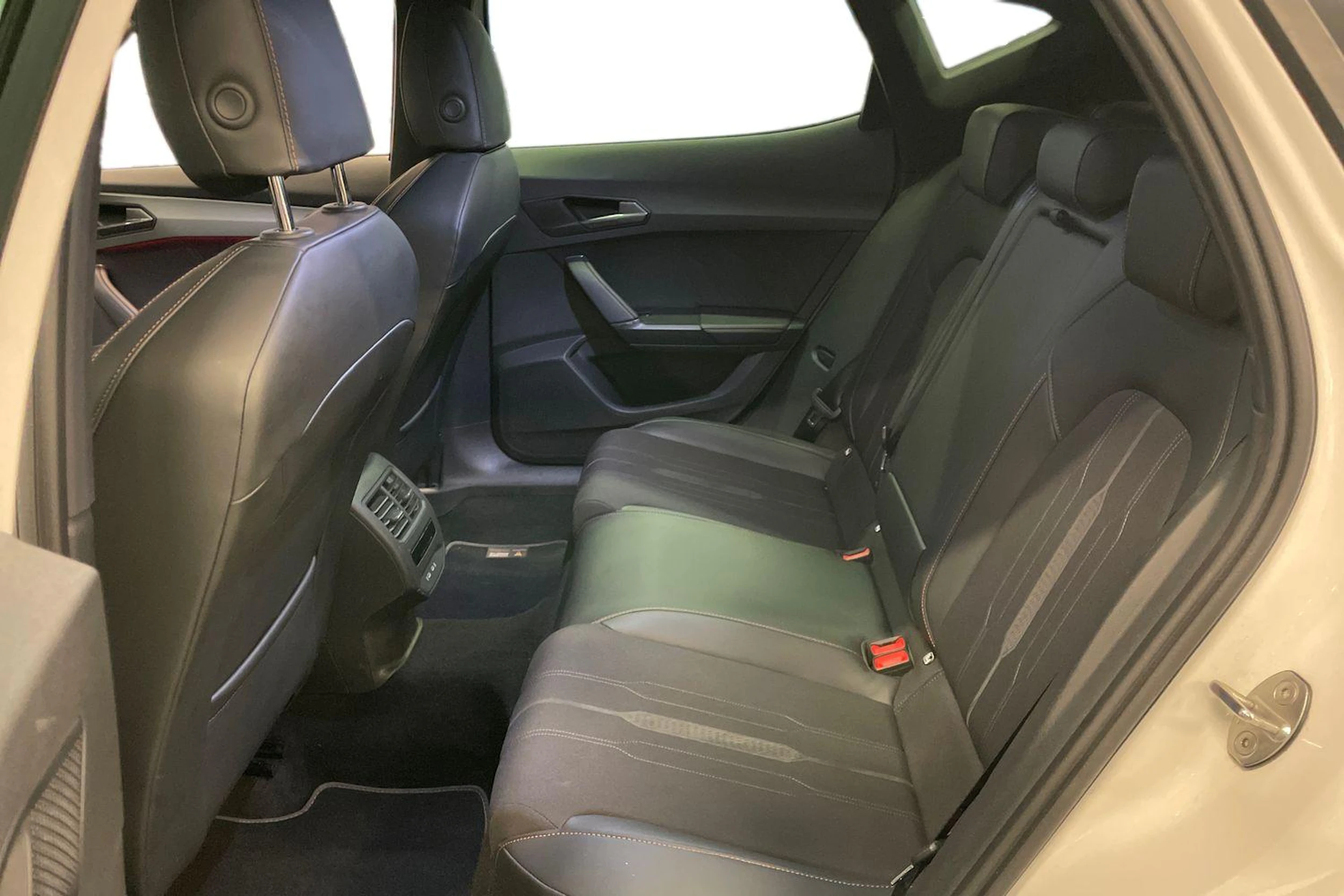 valkoinen CUPRA Formentor 2023 kuva 8.