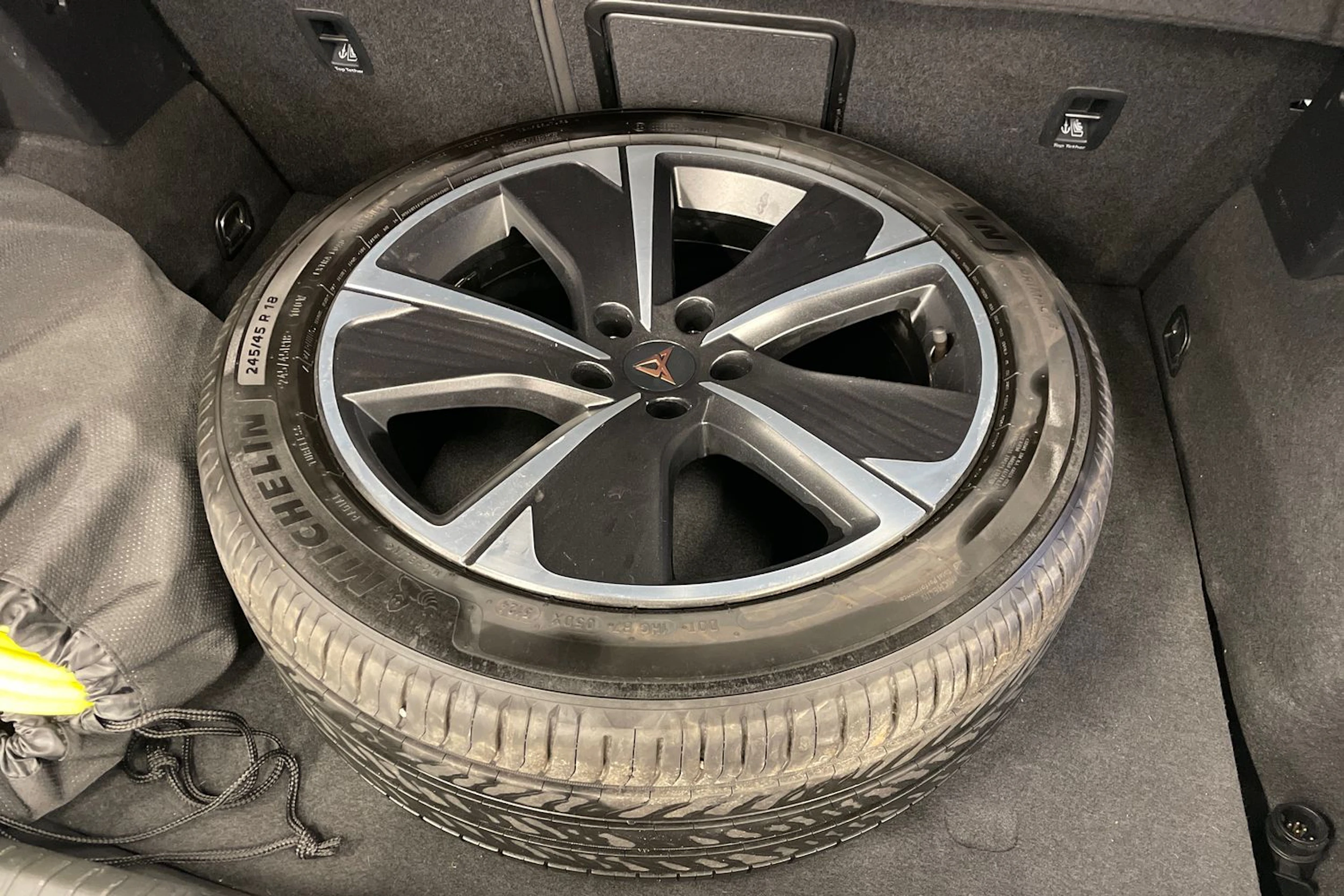 valkoinen CUPRA Formentor 2023 kuva 10.