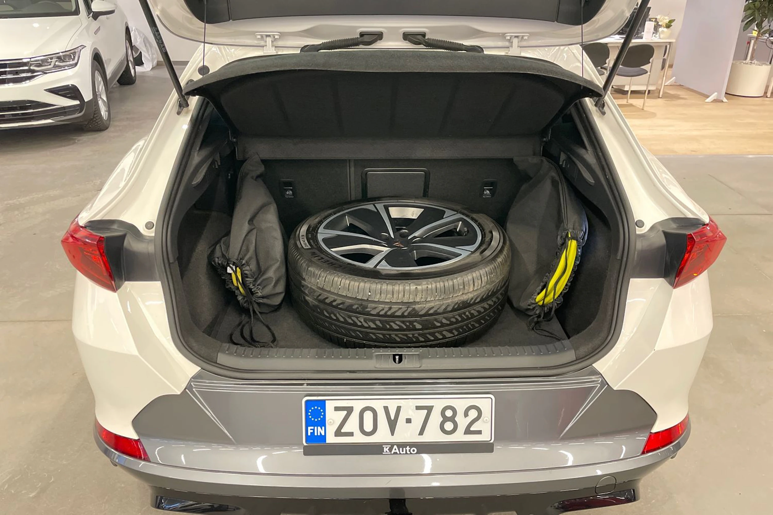 valkoinen CUPRA Formentor 2023 kuva 20.