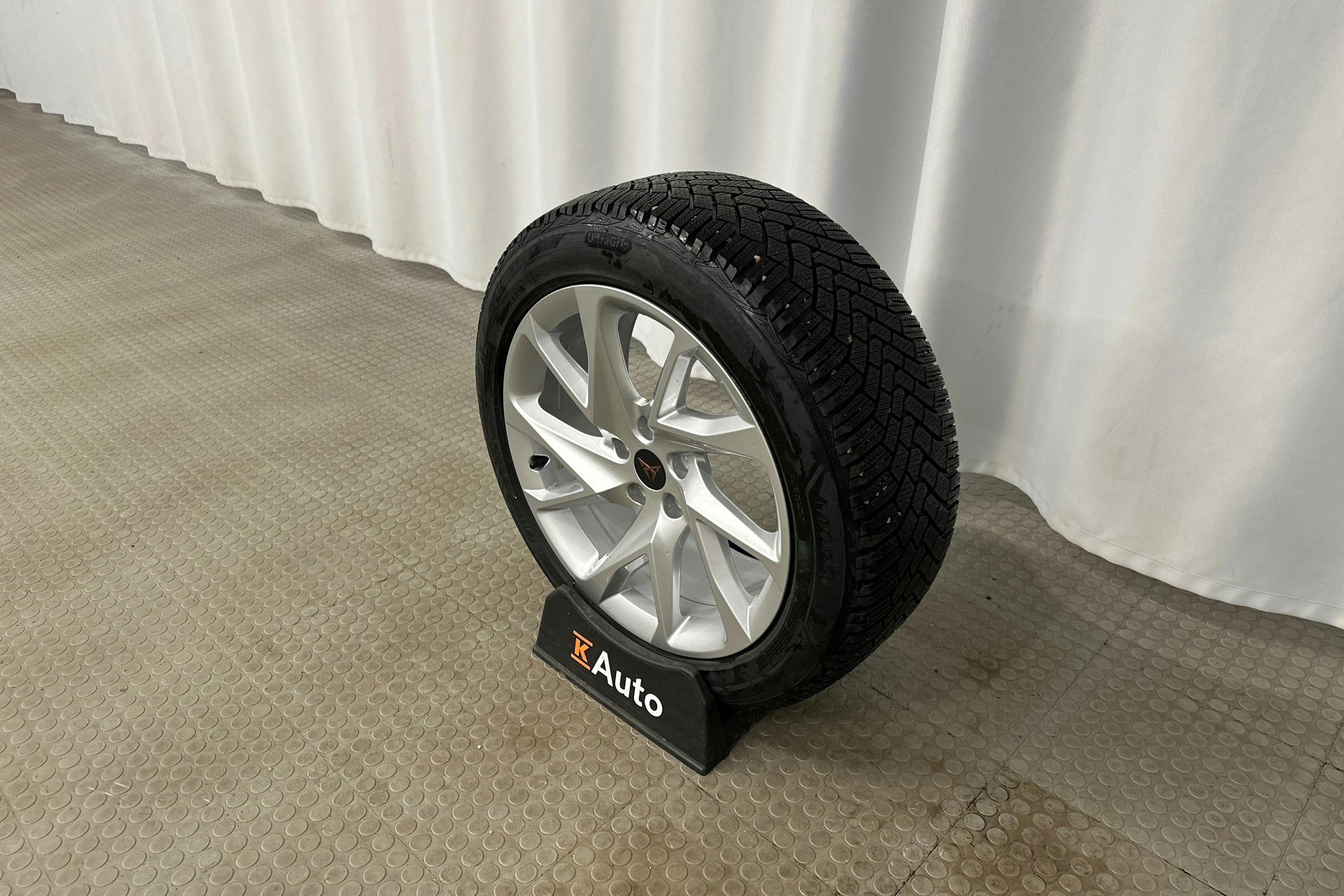 valkoinen CUPRA Formentor 2024 kuva 10.