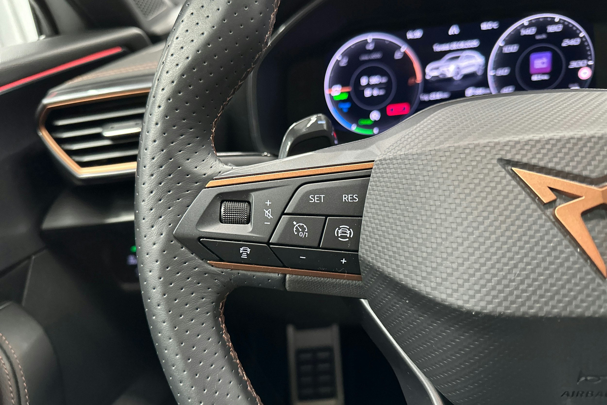 valkoinen CUPRA Formentor 2024 kuva 11.