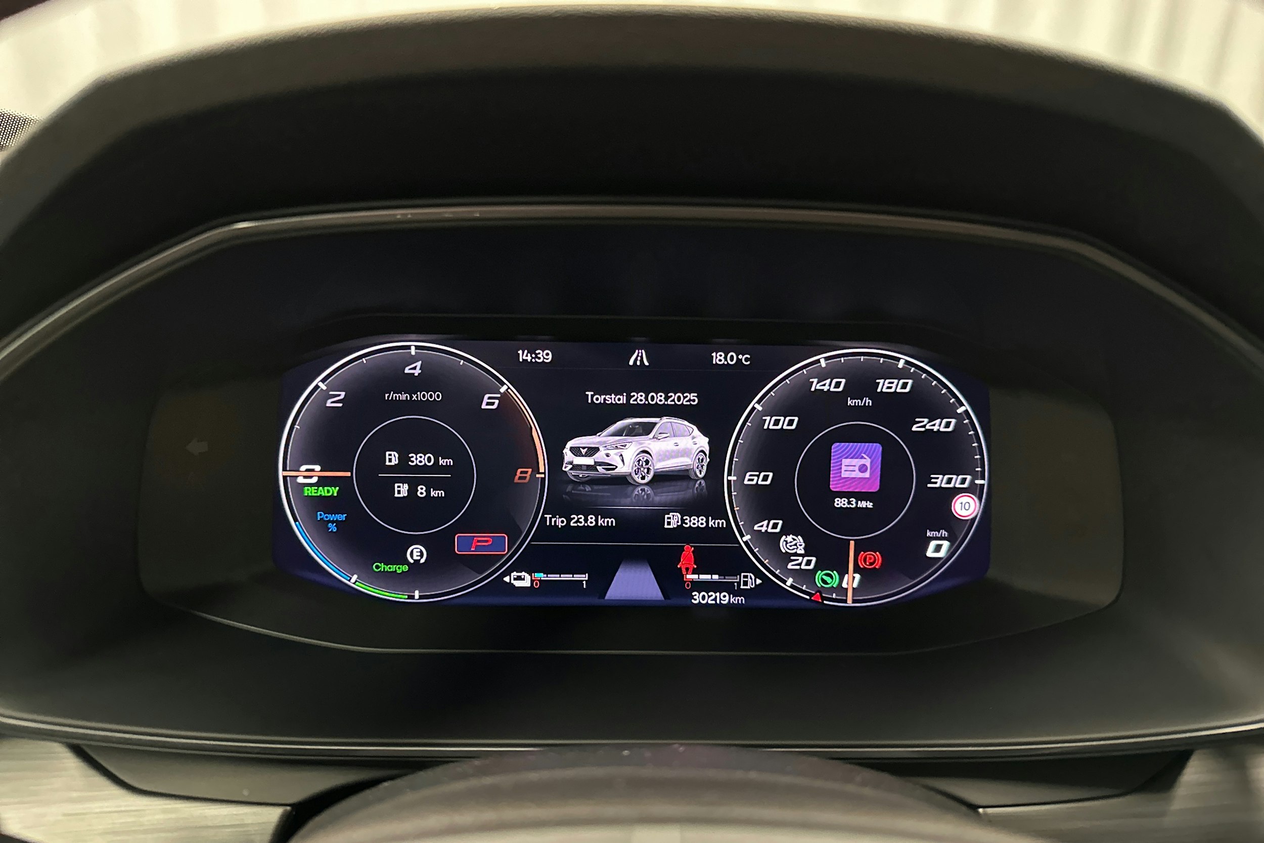 valkoinen CUPRA Formentor 2024 kuva 13.