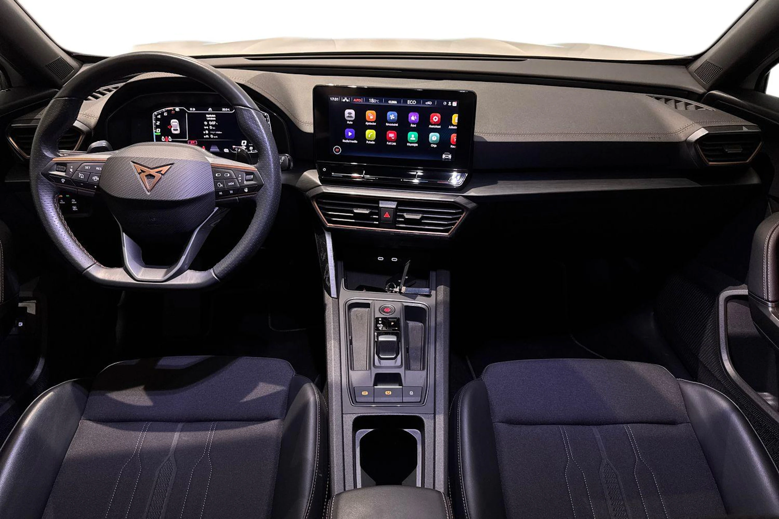 valkoinen CUPRA Formentor 2024 kuva 7.