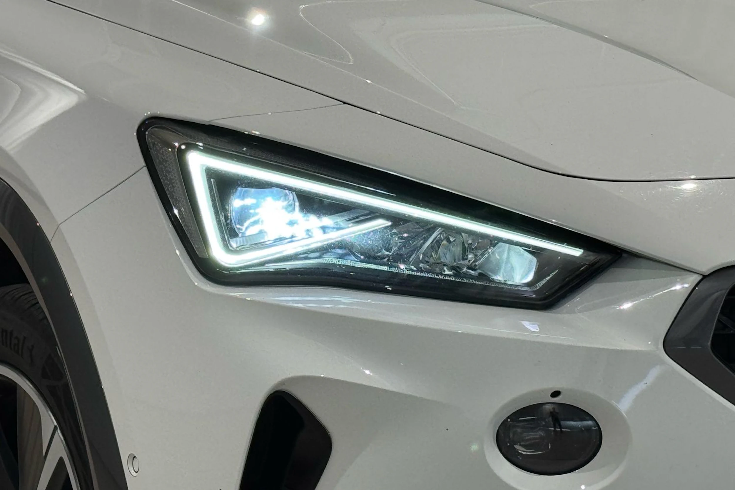 valkoinen CUPRA Formentor 2024 kuva 12.