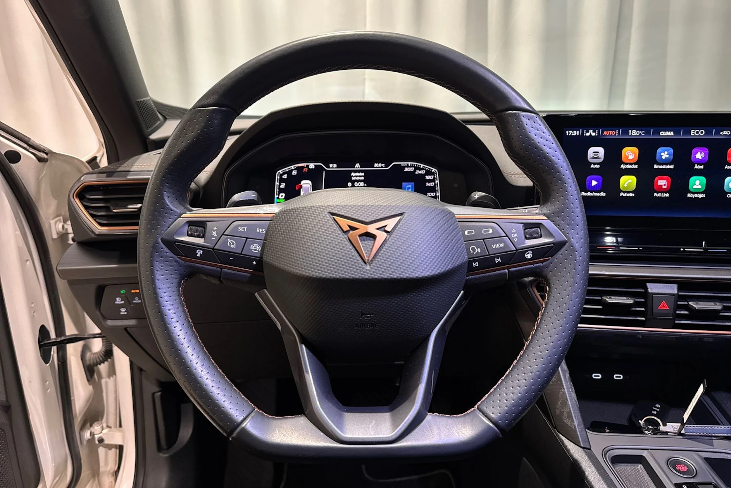 valkoinen CUPRA Formentor 2024 kuva 16.