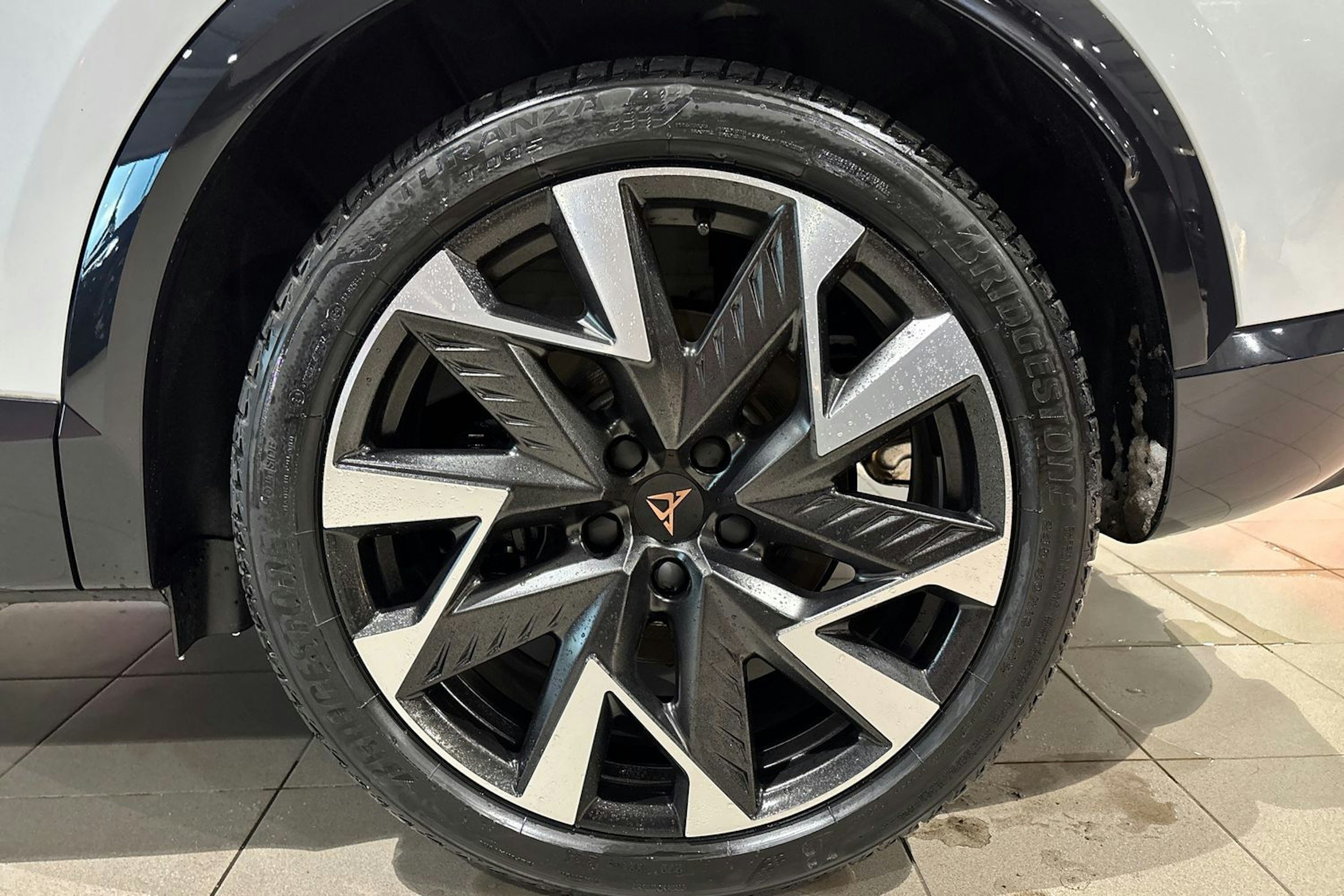 valkoinen CUPRA Formentor 2025 kuva 10.