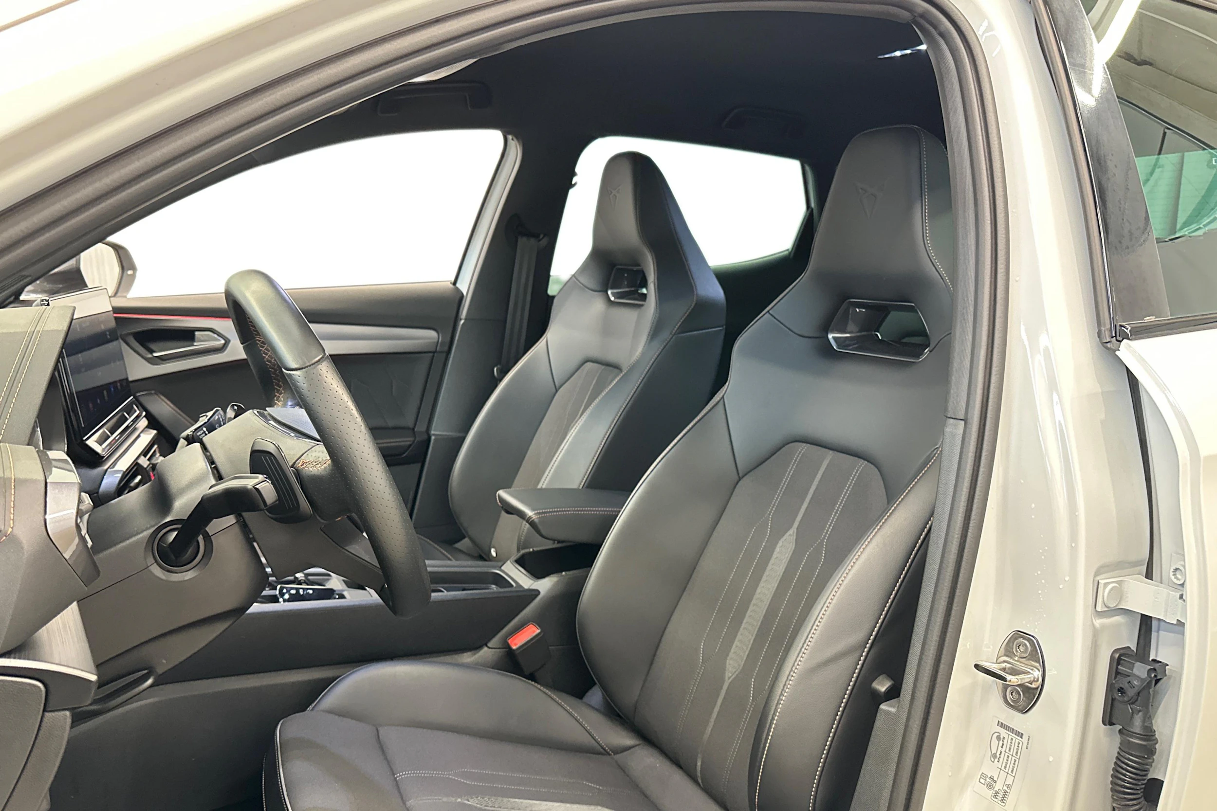 valkoinen CUPRA Formentor 2024 kuva 6.
