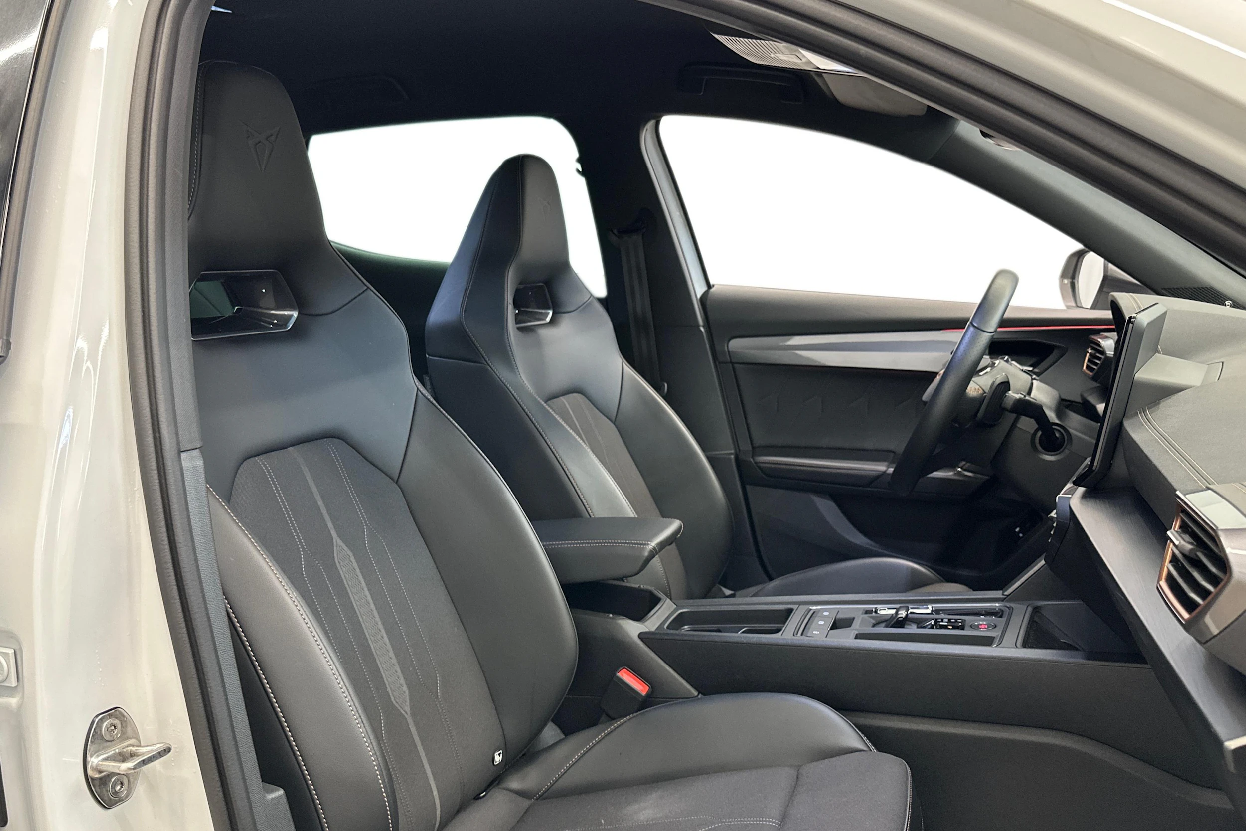 valkoinen CUPRA Formentor 2024 kuva 7.