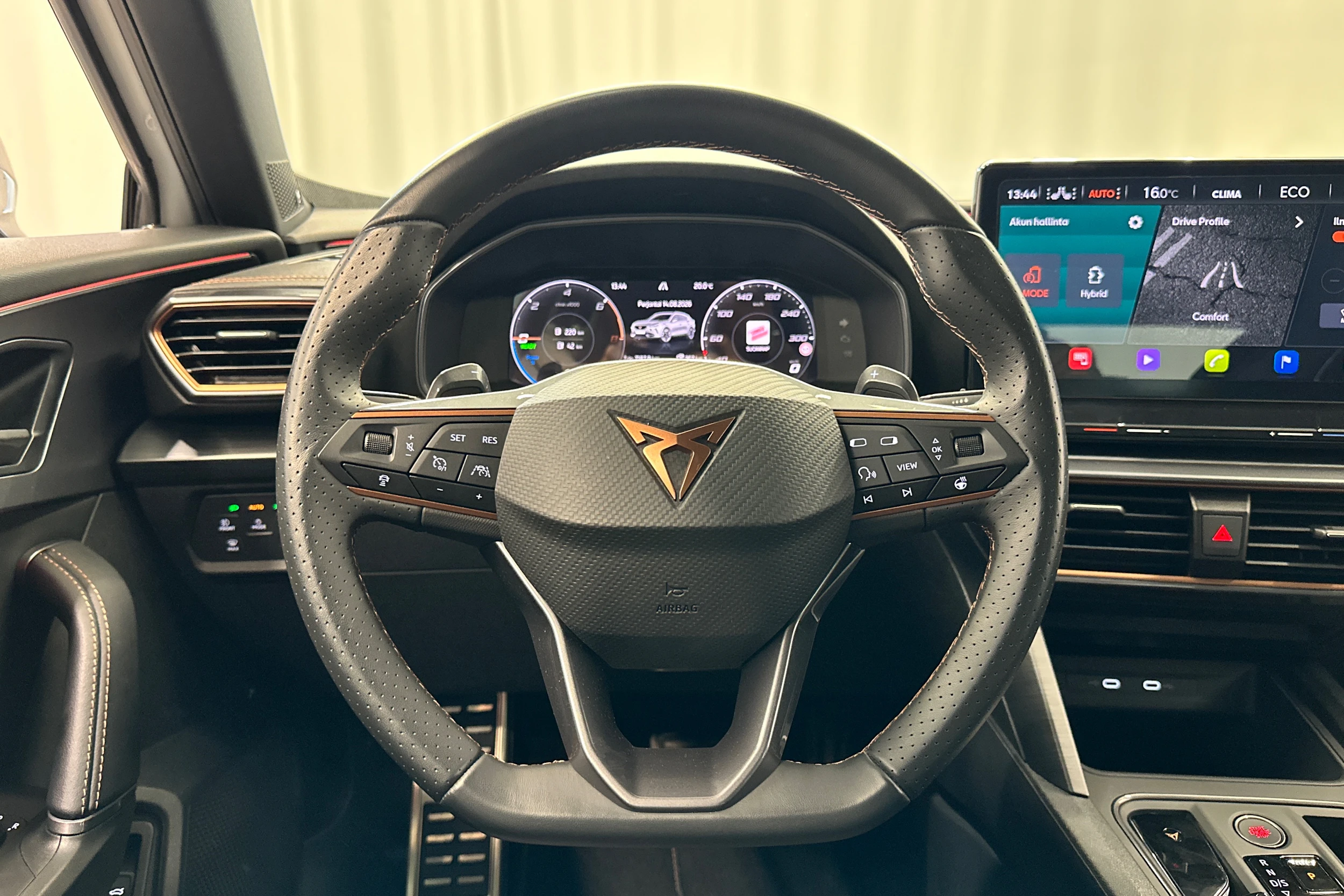 valkoinen CUPRA Formentor 2024 kuva 12.