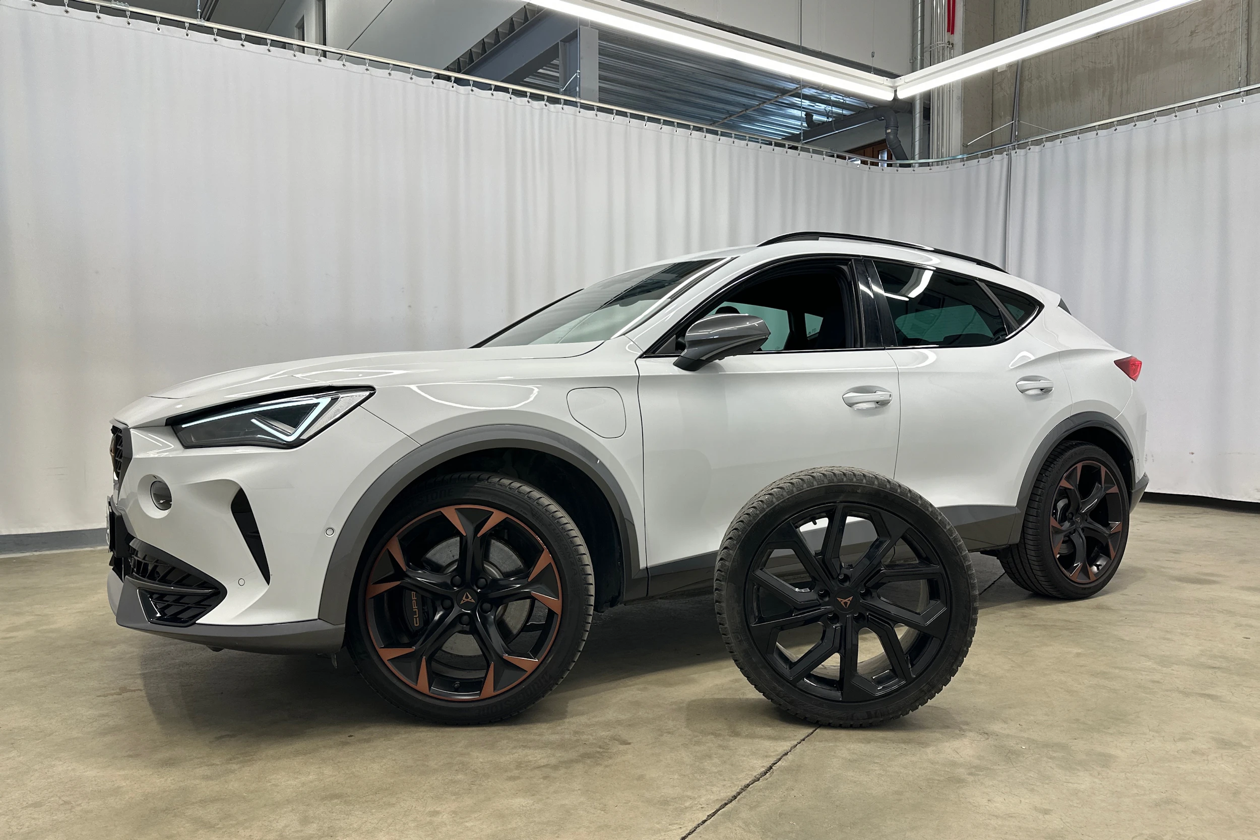 valkoinen CUPRA Formentor 2024 kuva 32.