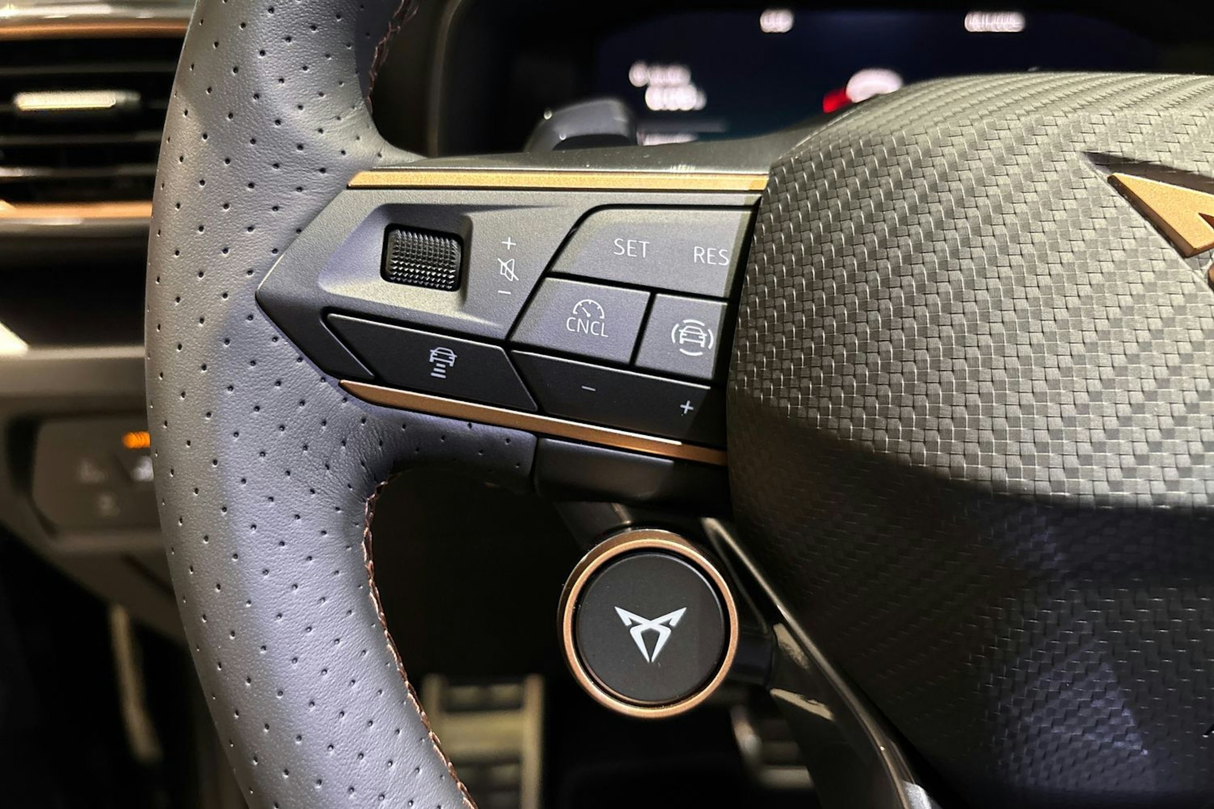 harmaa CUPRA Formentor 2026 kuva 12.