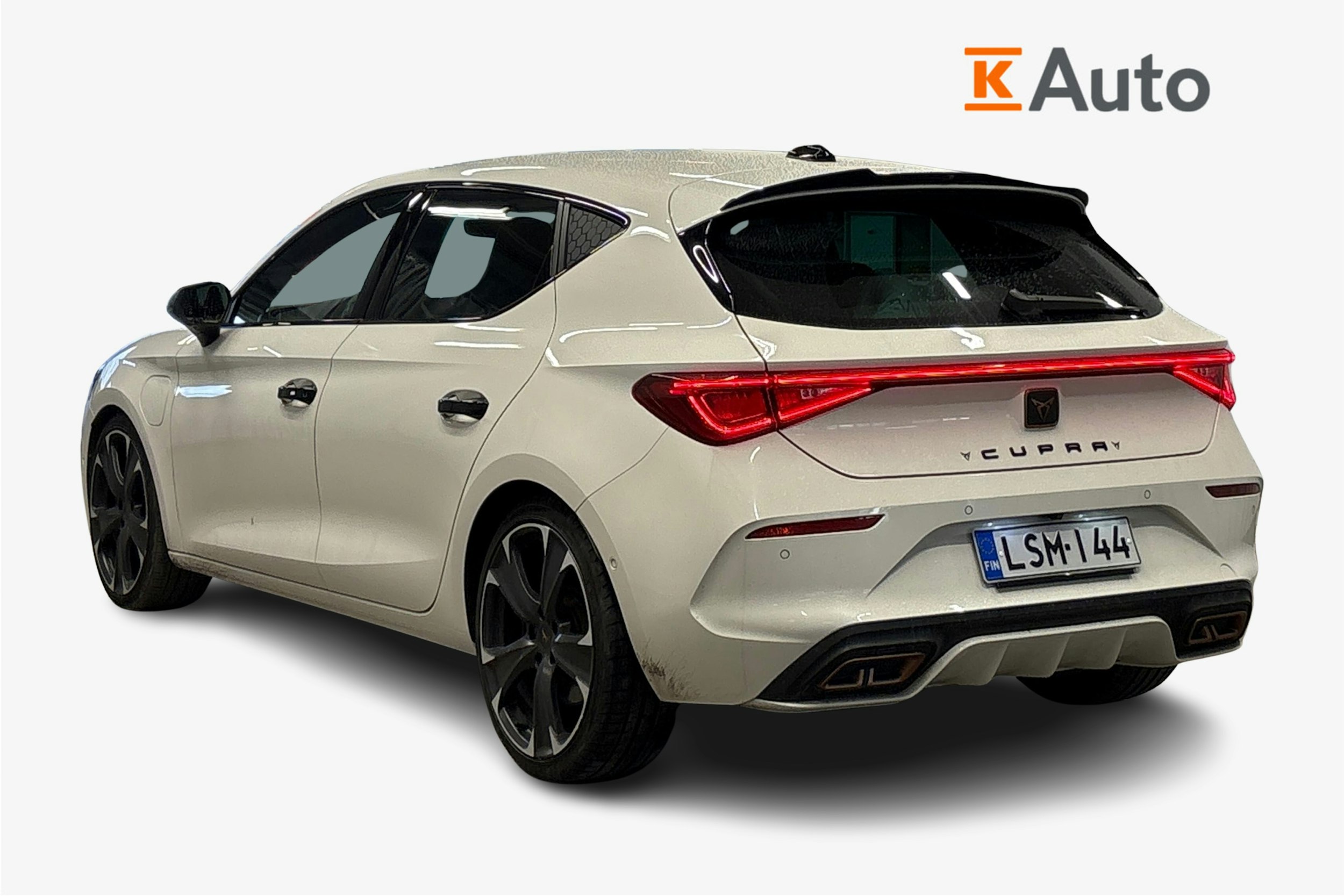 valkoinen CUPRA Leon 2021 kuva 2.