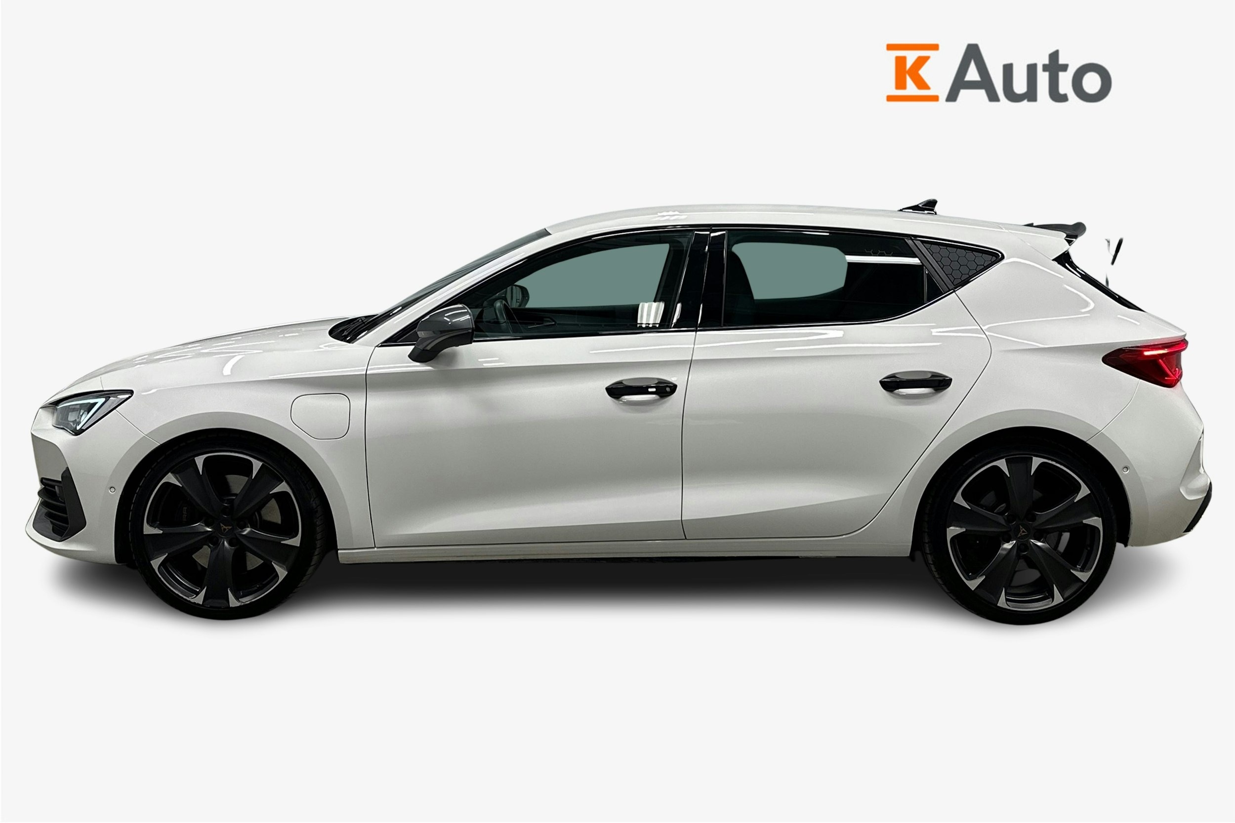 valkoinen CUPRA Leon 2021 kuva 5.