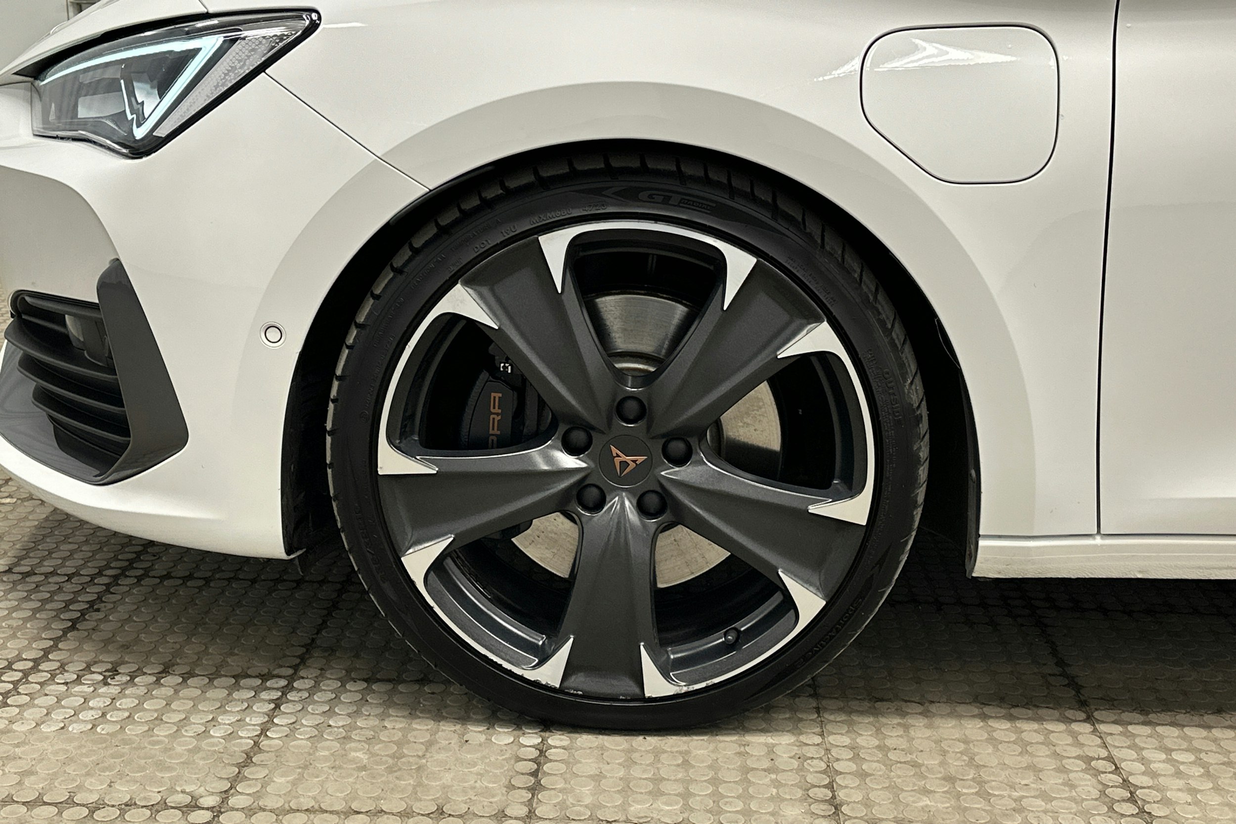 valkoinen CUPRA Leon 2021 kuva 9.
