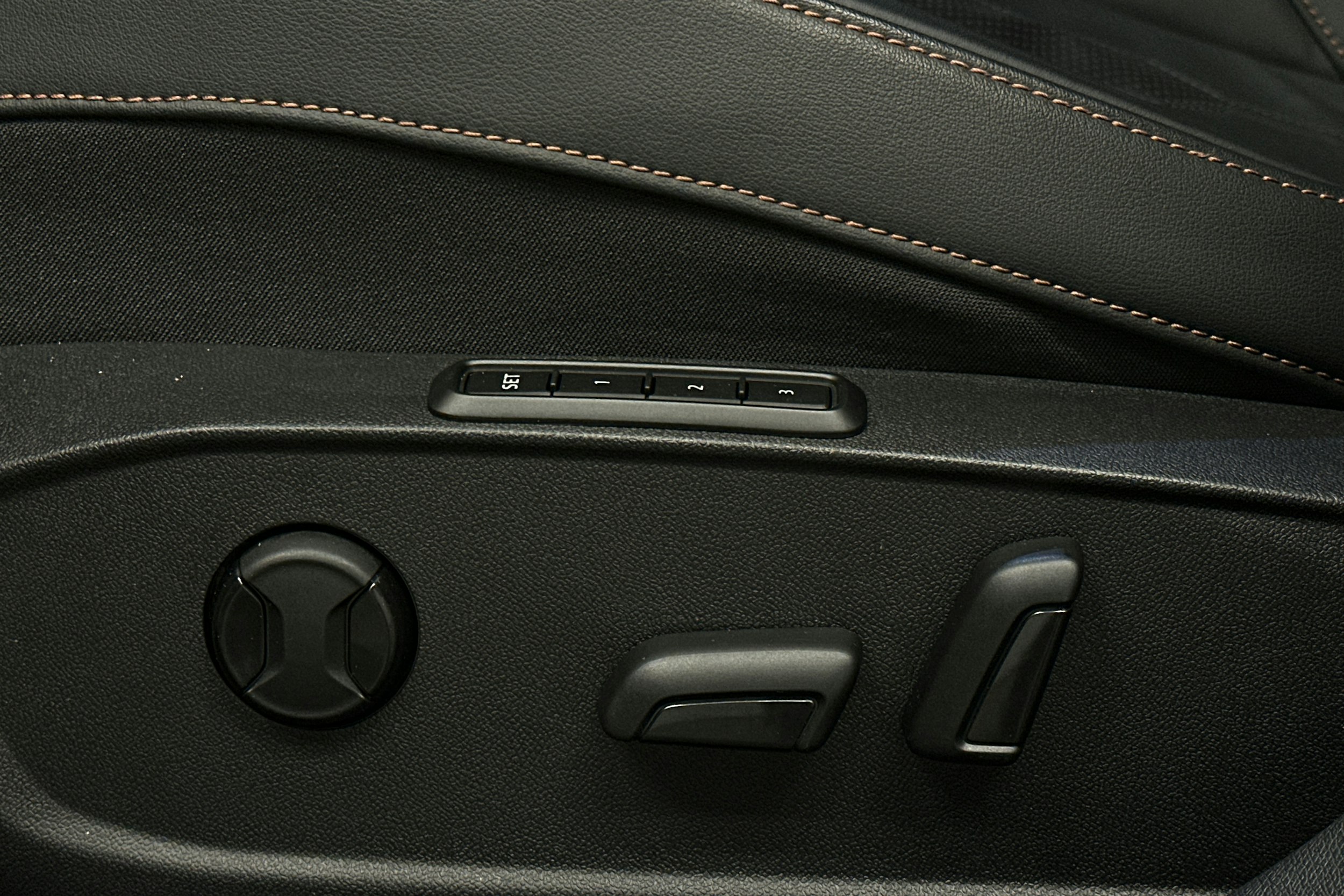 valkoinen CUPRA Leon 2021 kuva 12.