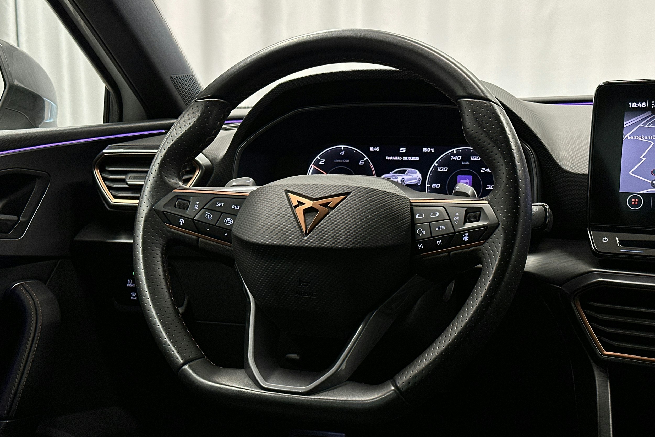 valkoinen CUPRA Leon 2021 kuva 14.