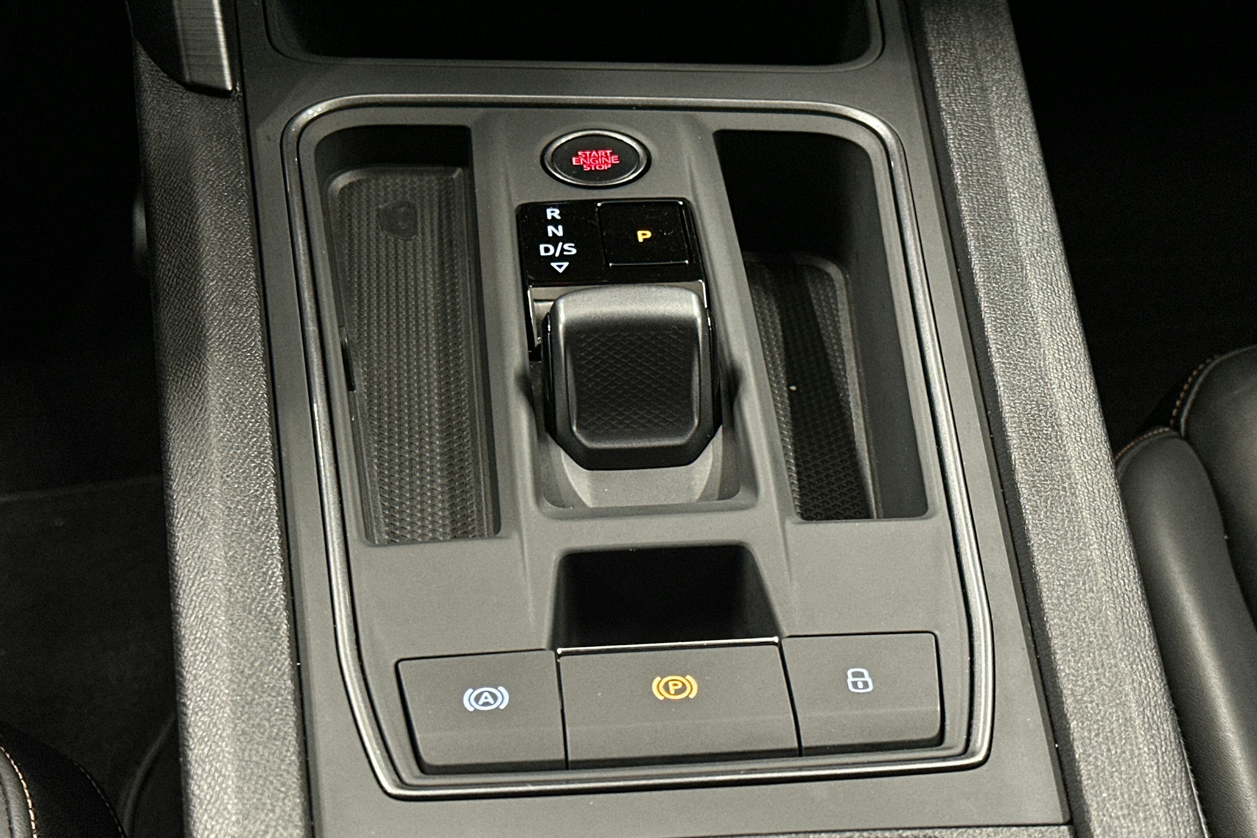 valkoinen CUPRA Leon 2021 kuva 15.
