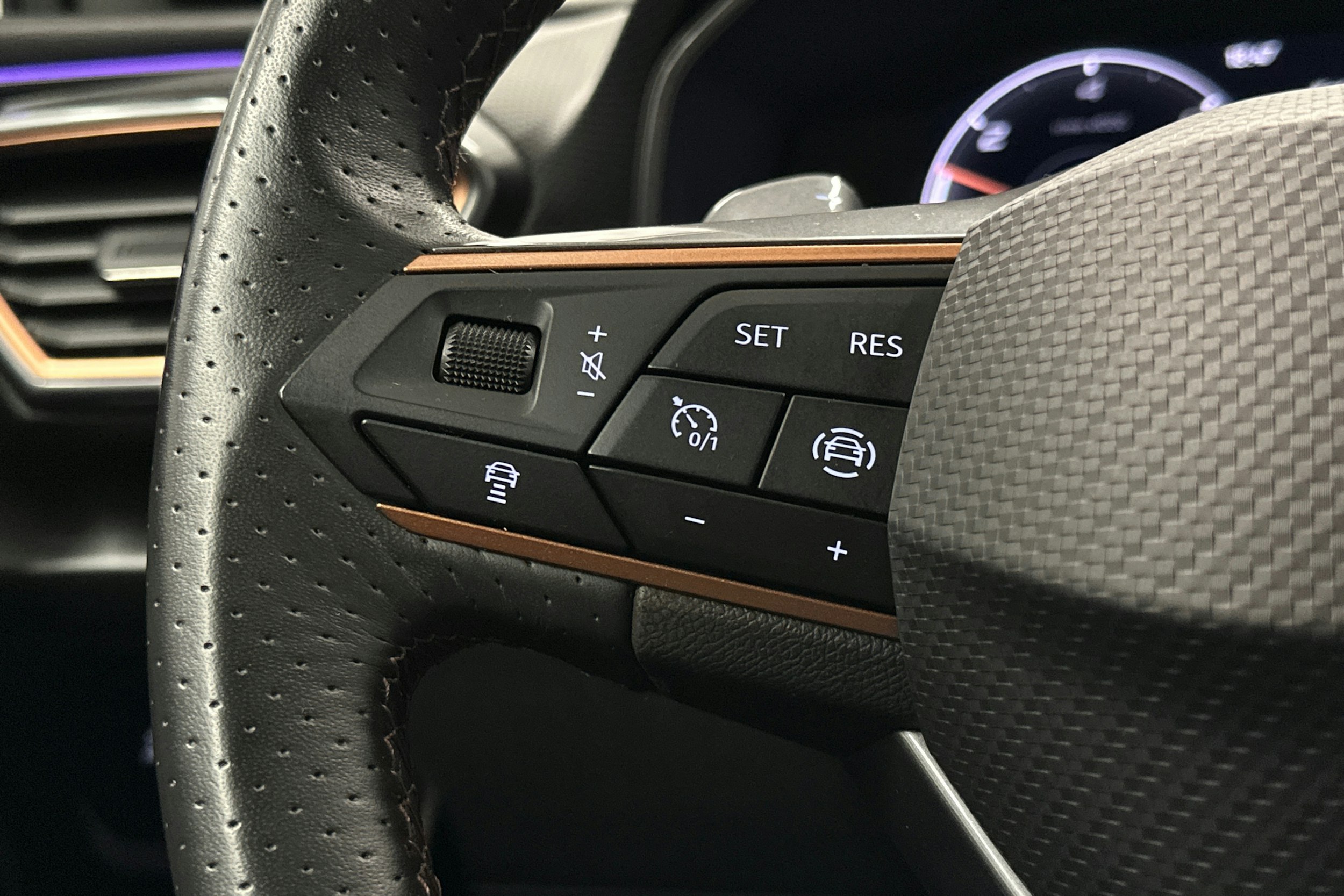 valkoinen CUPRA Leon 2021 kuva 17.