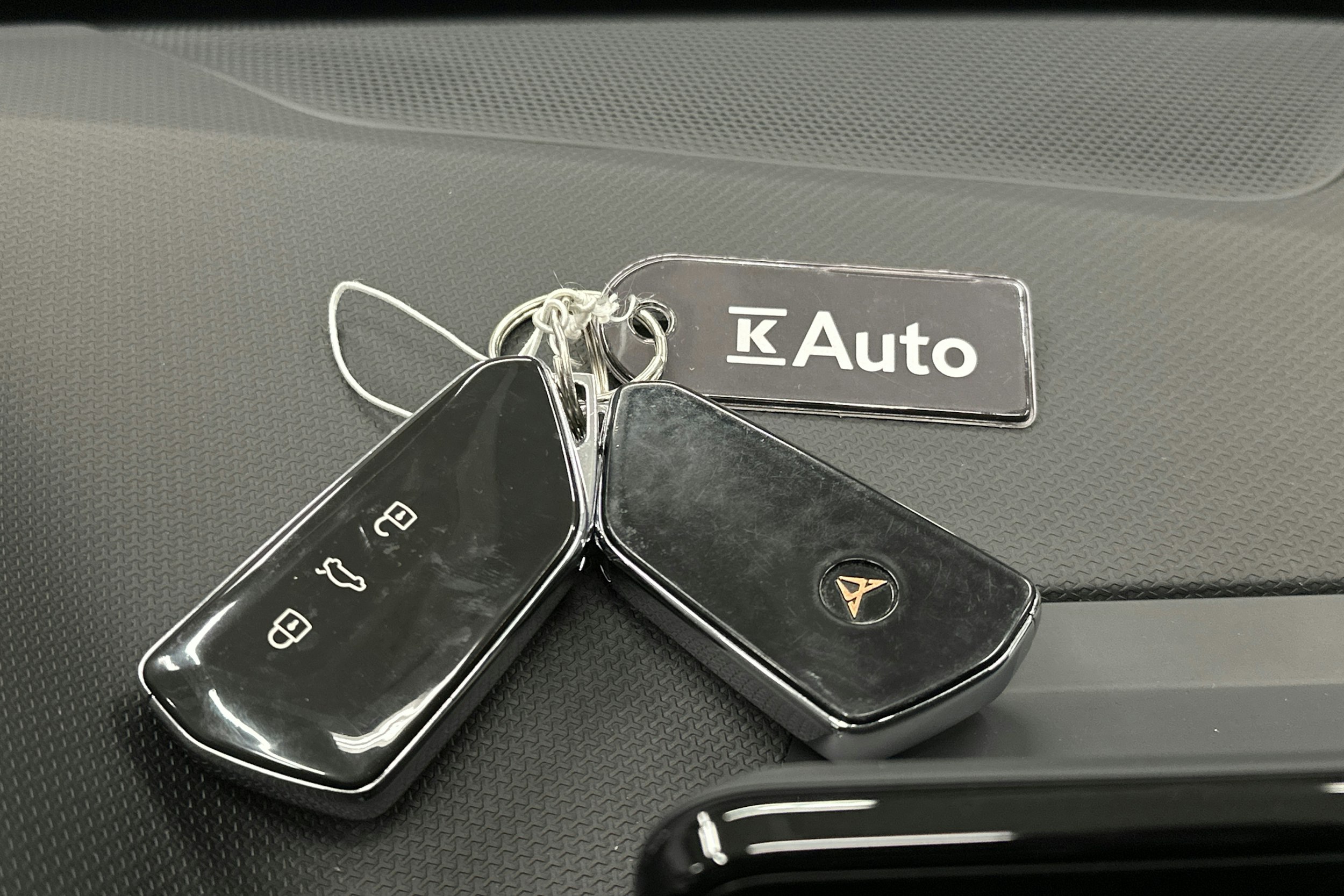 valkoinen CUPRA Leon 2021 kuva 25.