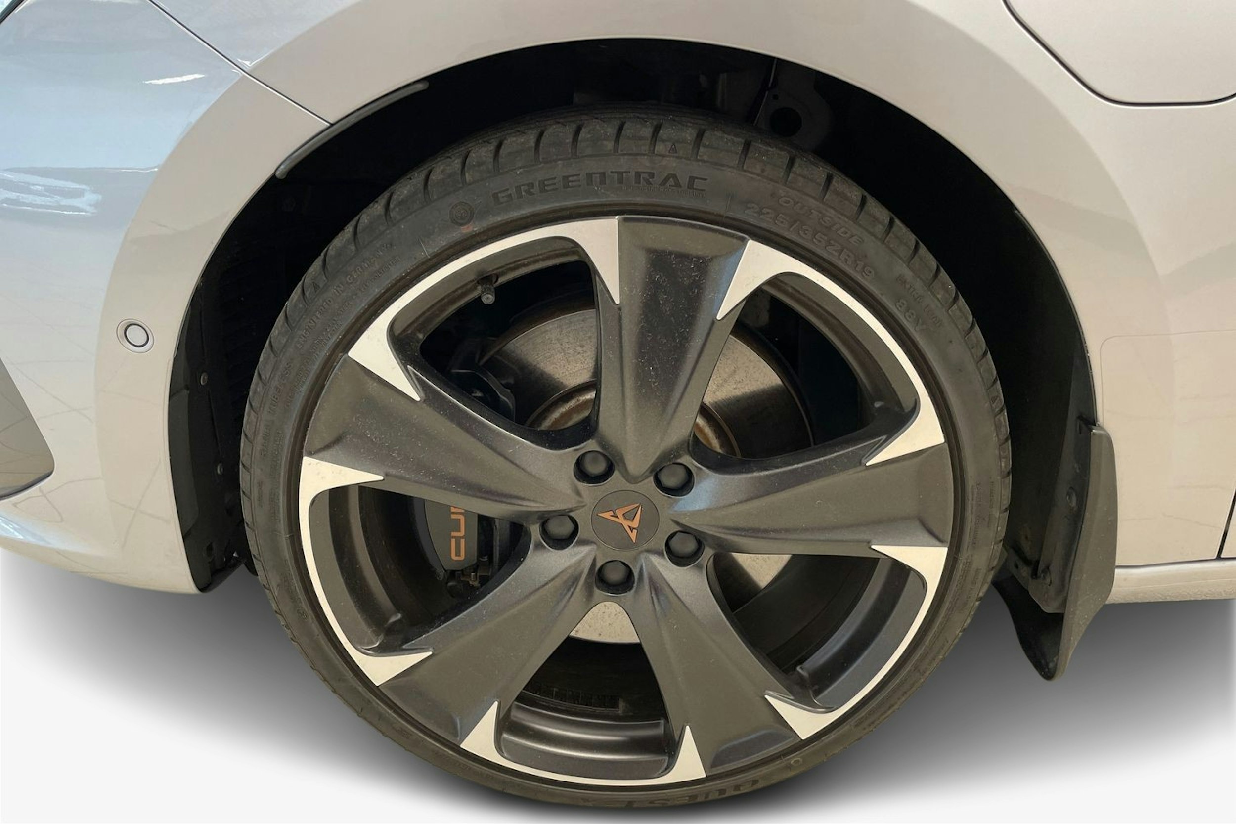 Harmaa CUPRA Leon 2021 kuva 11.