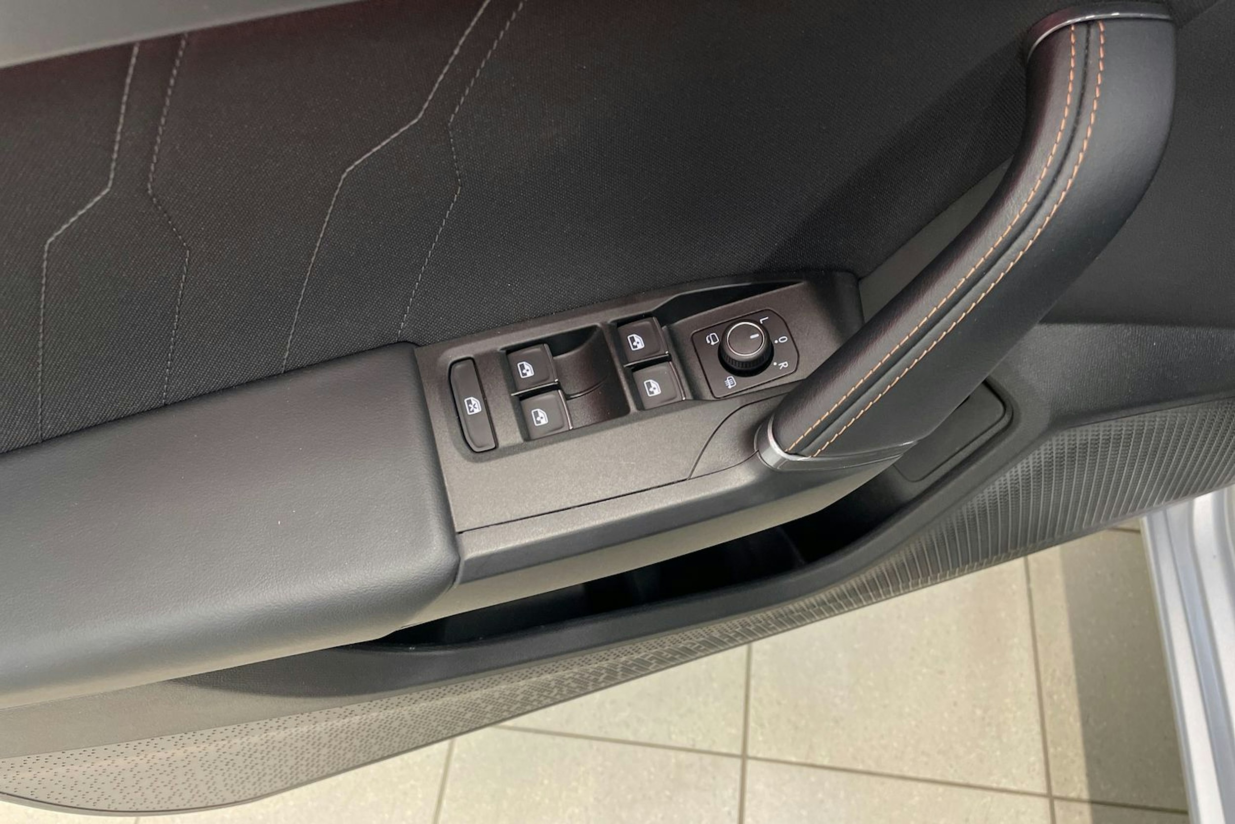 Harmaa CUPRA Leon 2021 kuva 19.