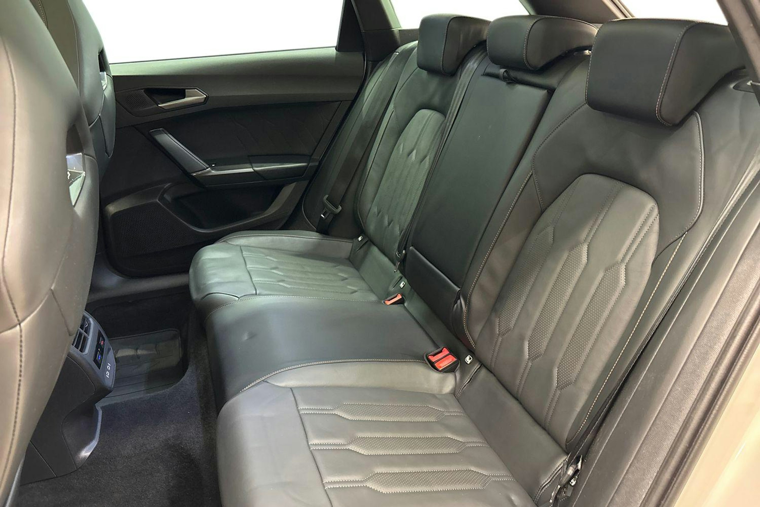 valkoinen CUPRA Leon 2021 kuva 10.