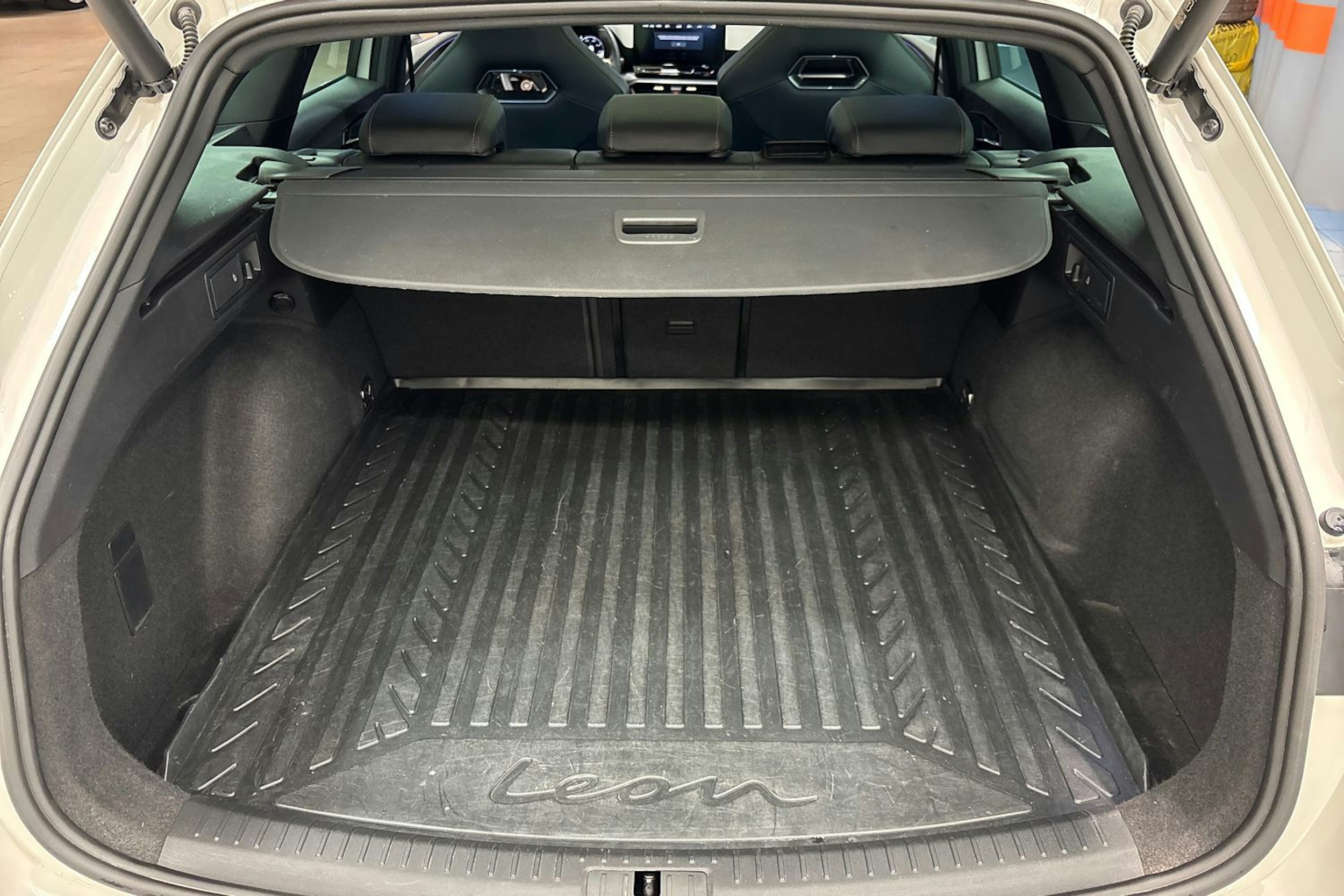 valkoinen CUPRA Leon 2021 kuva 15.