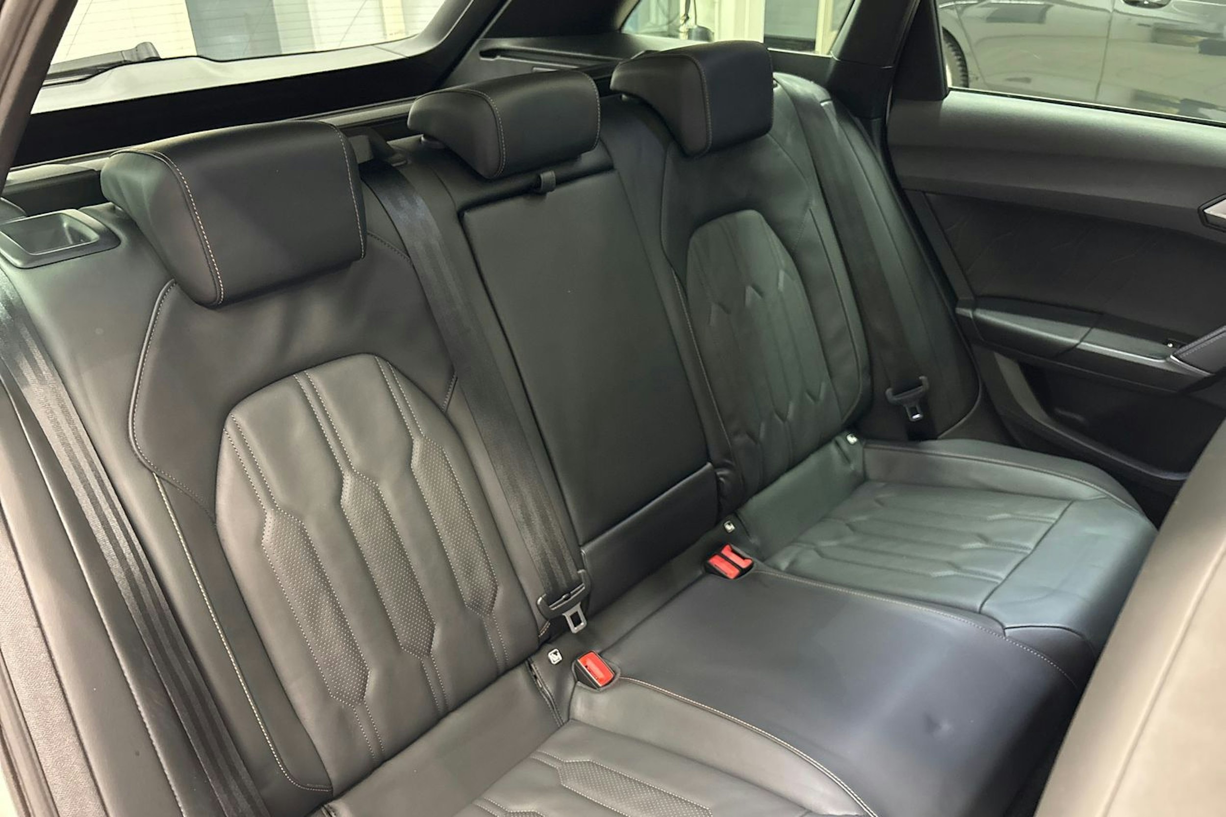 valkoinen CUPRA Leon 2021 kuva 16.