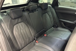 valkoinen CUPRA Leon 2021 kuva 16.