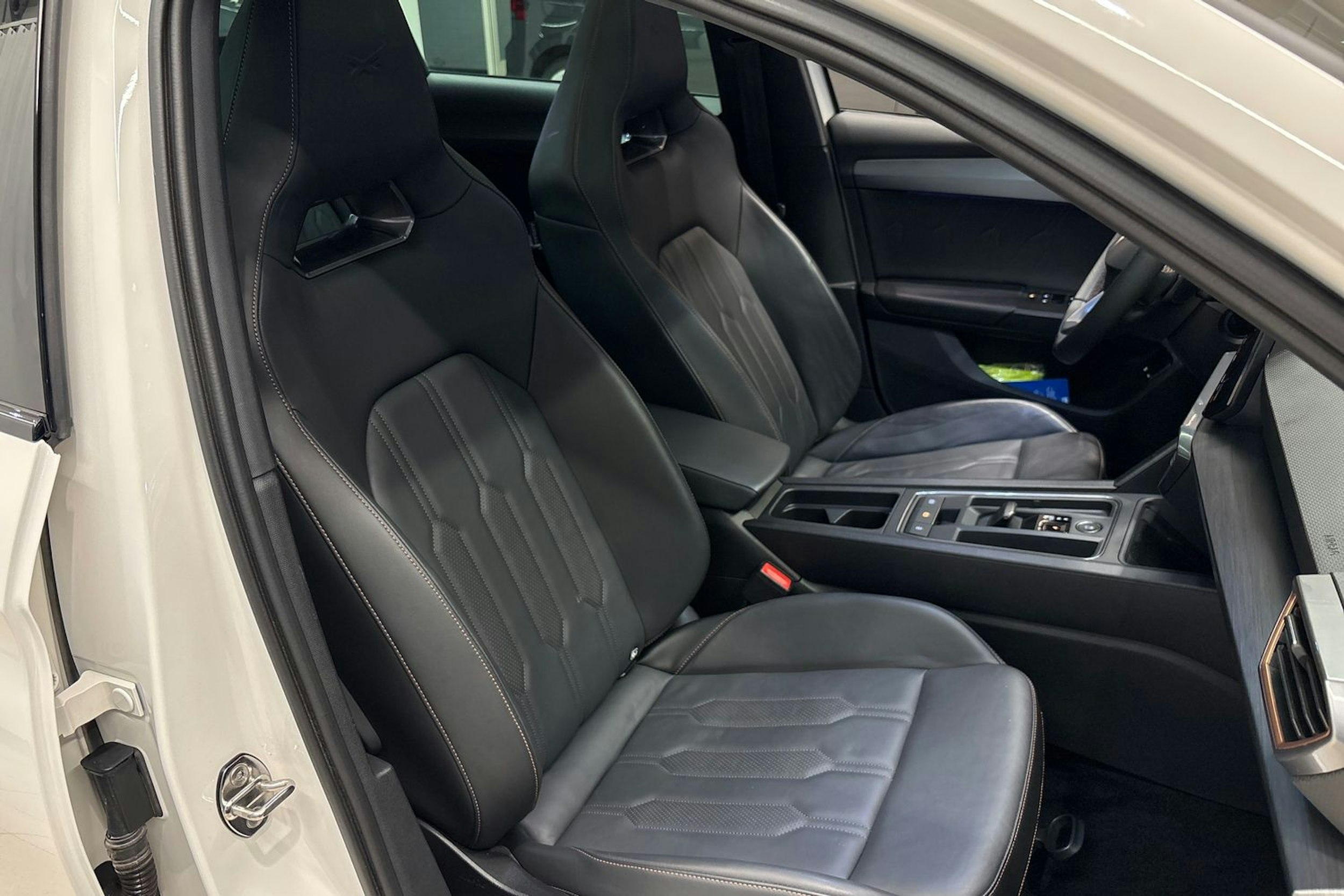 valkoinen CUPRA Leon 2021 kuva 17.