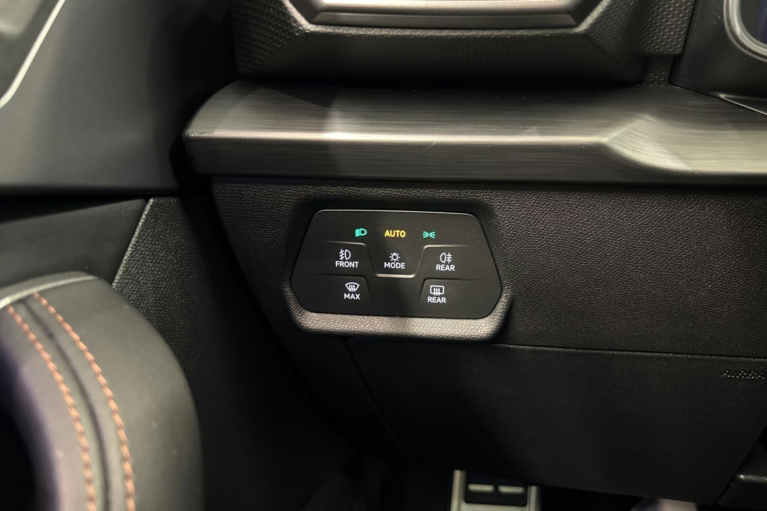 valkoinen CUPRA Leon 2021 kuva 19.