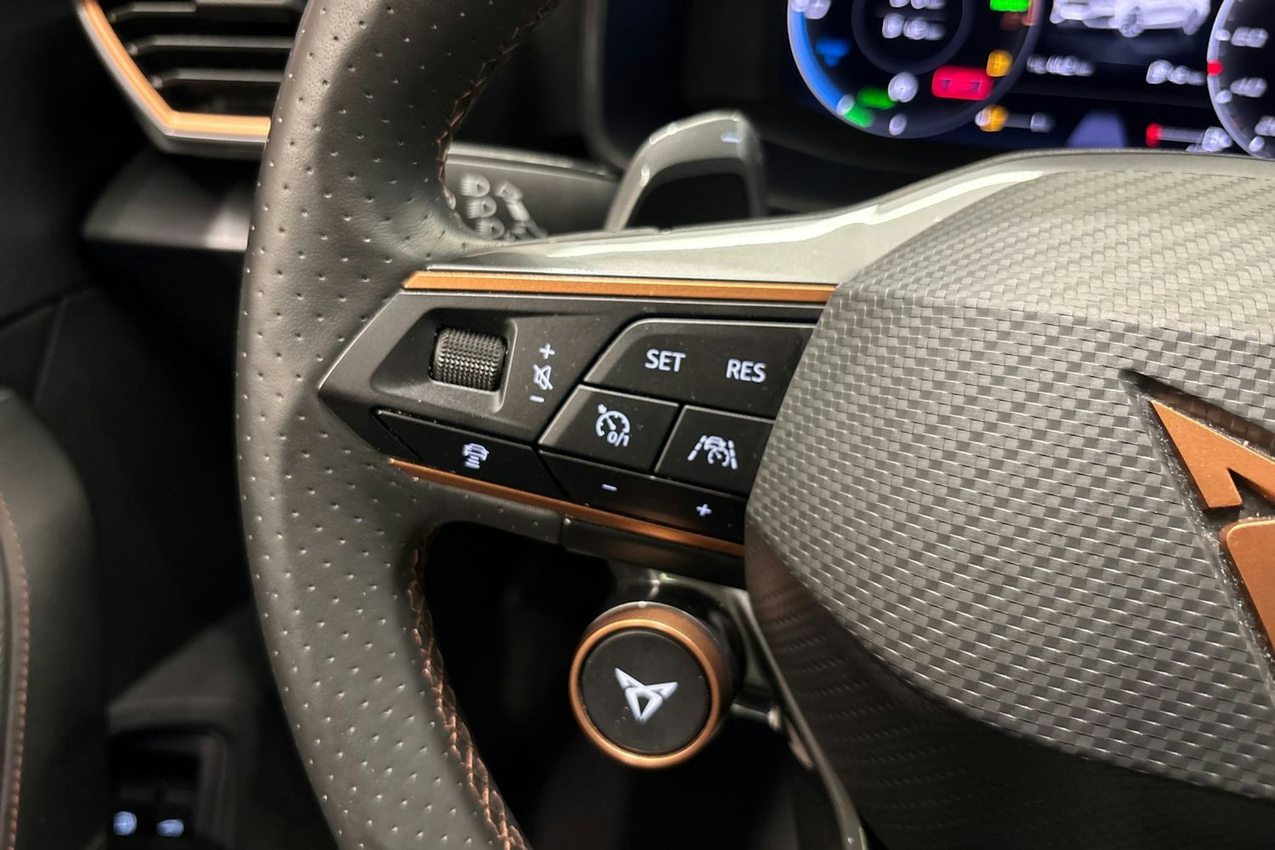 valkoinen CUPRA Leon 2021 kuva 21.