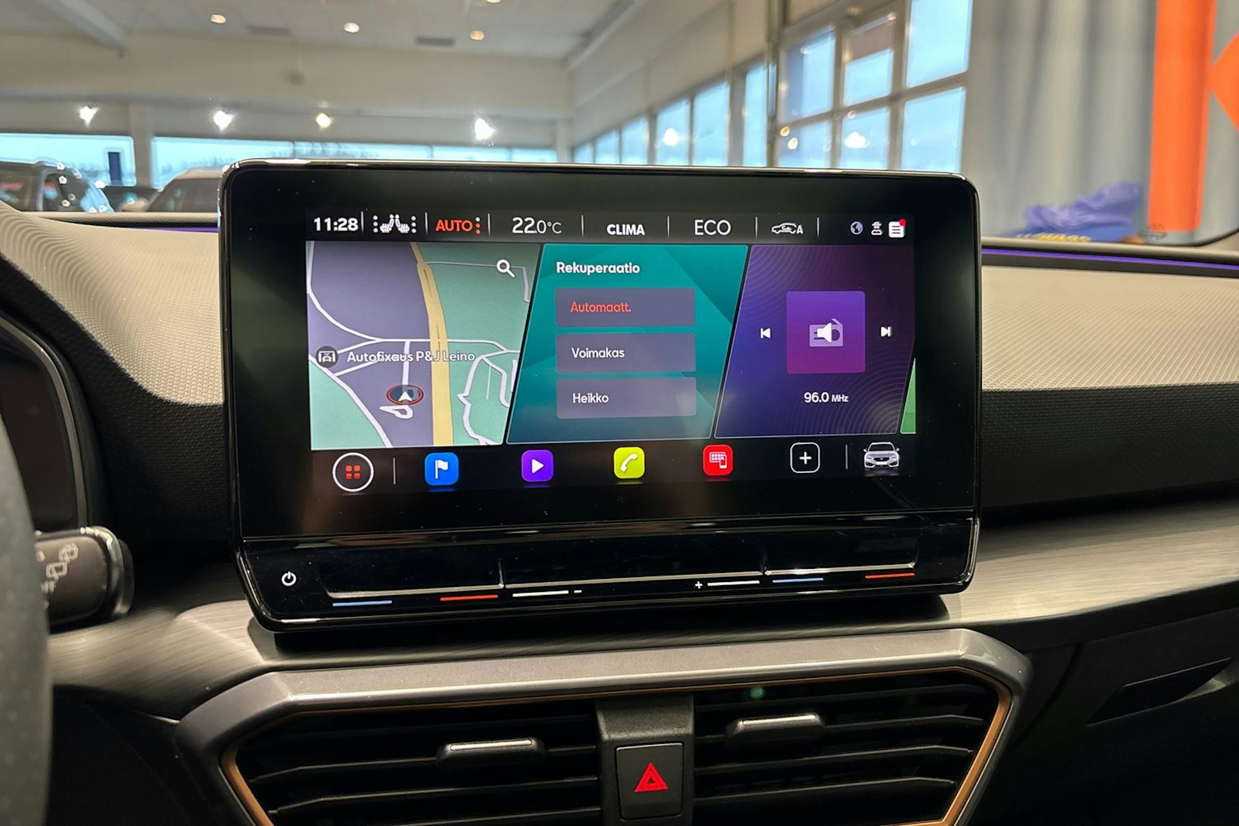 valkoinen CUPRA Leon 2021 kuva 23.